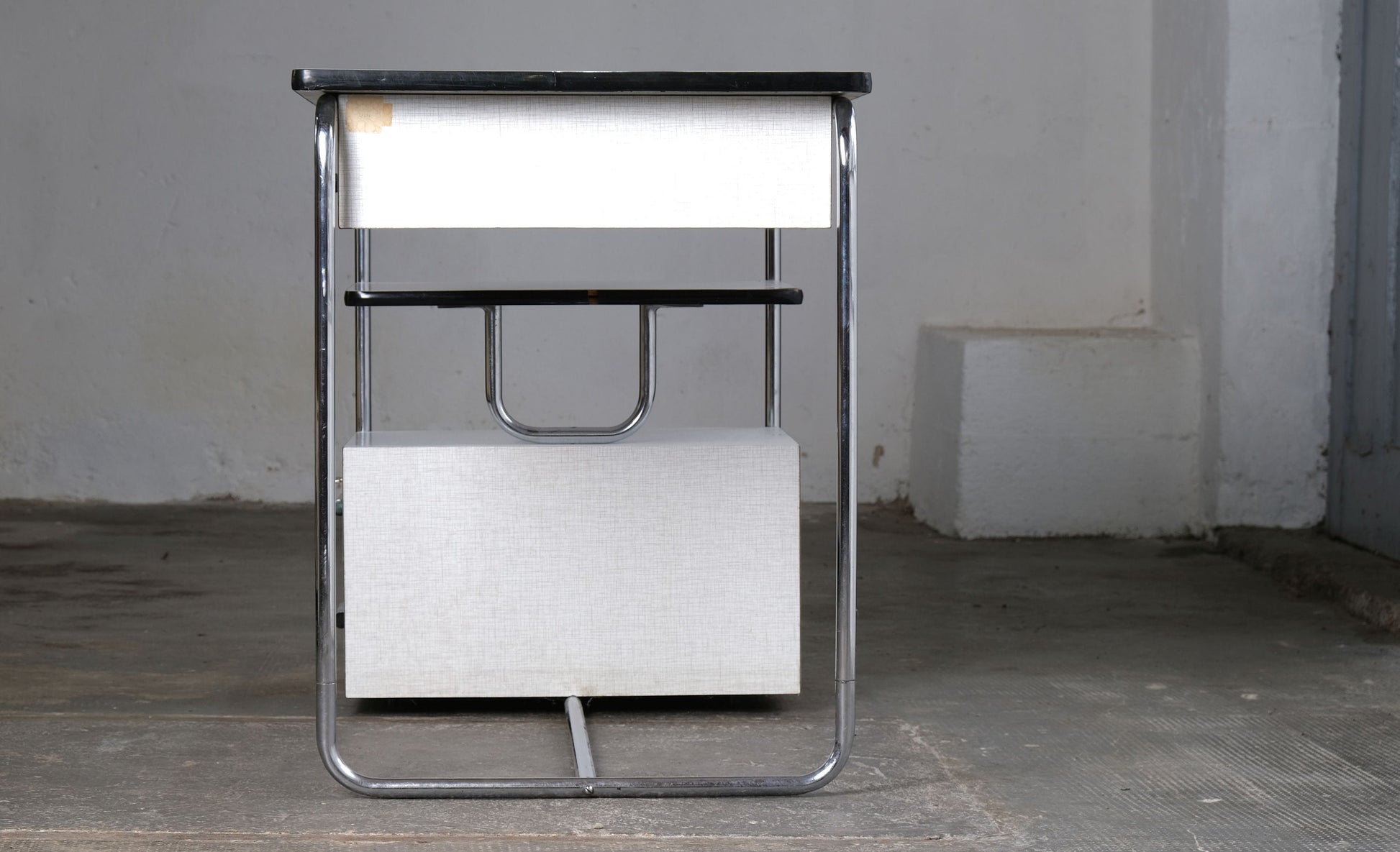 Vintage Schreibtisch Bauhaus Stahlrohr, weiß-grau, abschließbar
