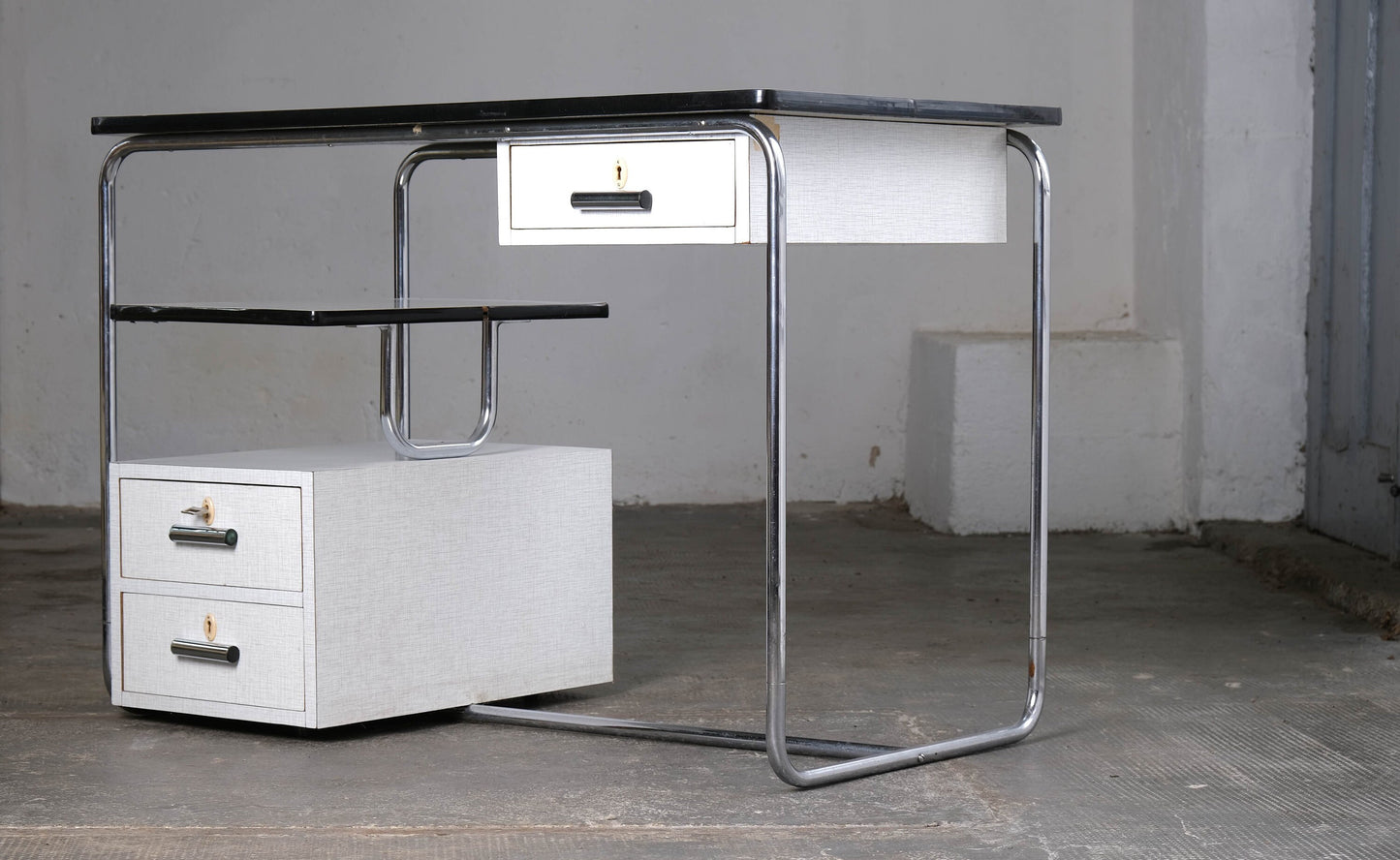 Vintage Schreibtisch Bauhaus Stahlrohr, weiß-grau, abschließbar