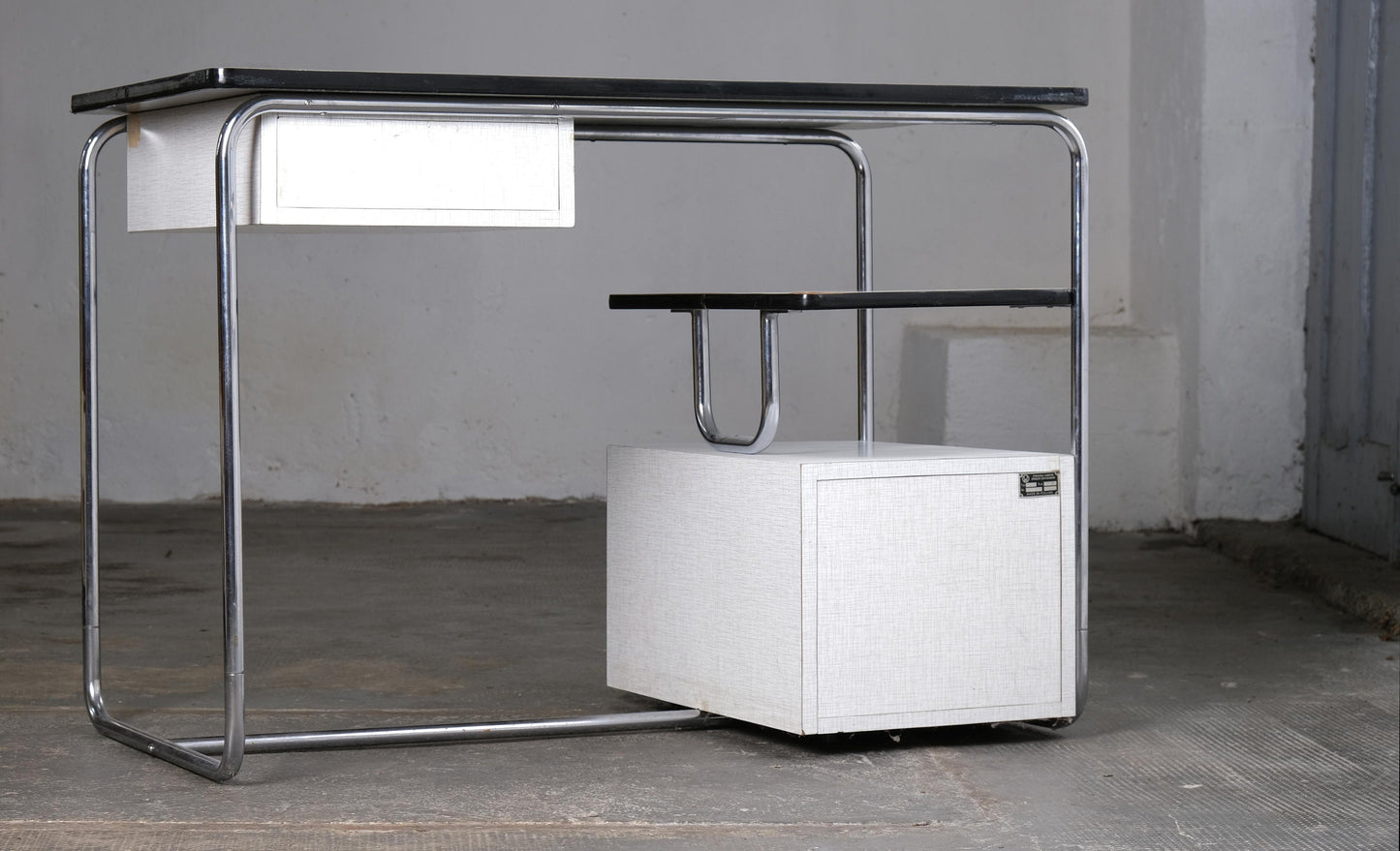 Vintage Schreibtisch Bauhaus Stahlrohr, weiß-grau, abschließbar