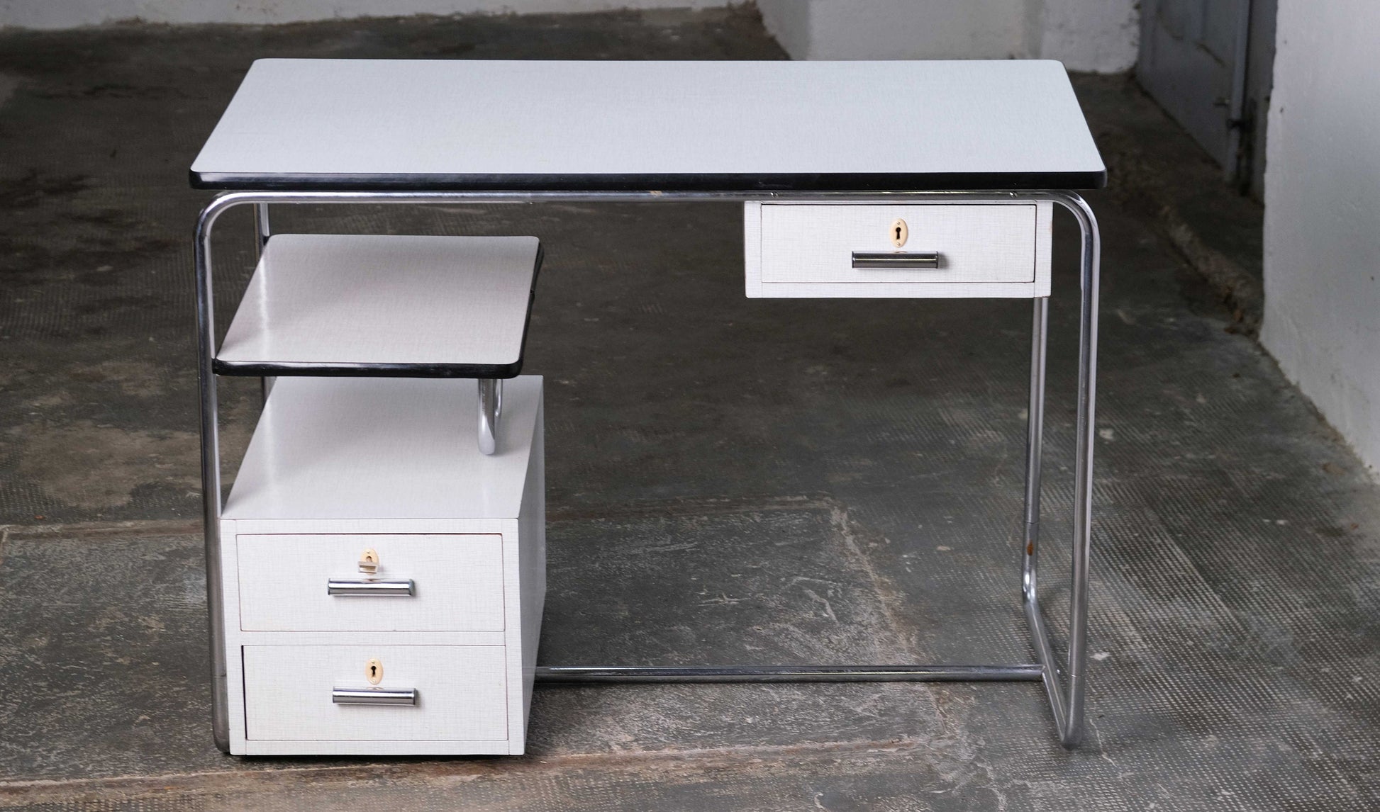 Vintage Schreibtisch Bauhaus Stahlrohr, weiß-grau, abschließbar