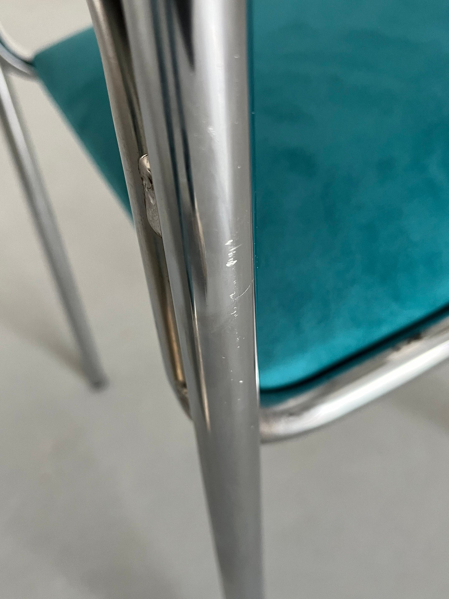 Vintage Stapelstuhl von Italien Produktion für Bauhaus Chrom und grüner Samt