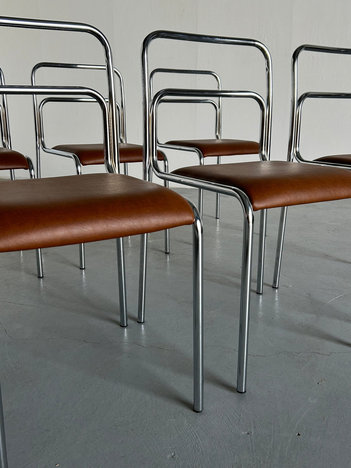 Chaise de salle à manger vintage design Bauhaus en tube d'acier chromé et simili cuir, années 1980