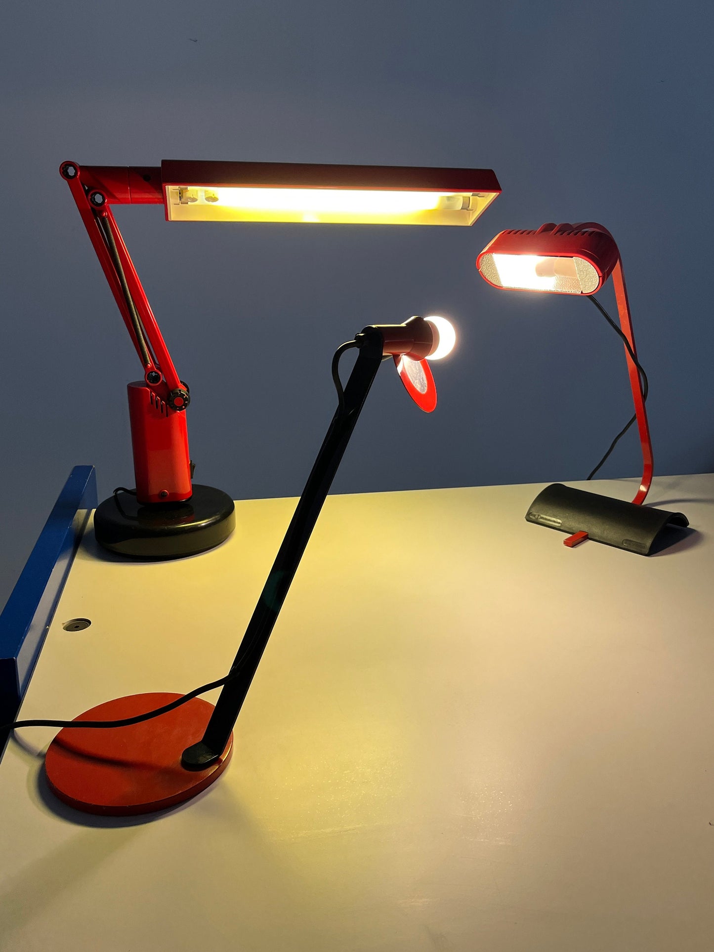 Vintage Tischlampe rot schwarz Metall geometrisch 1980er Niederlande