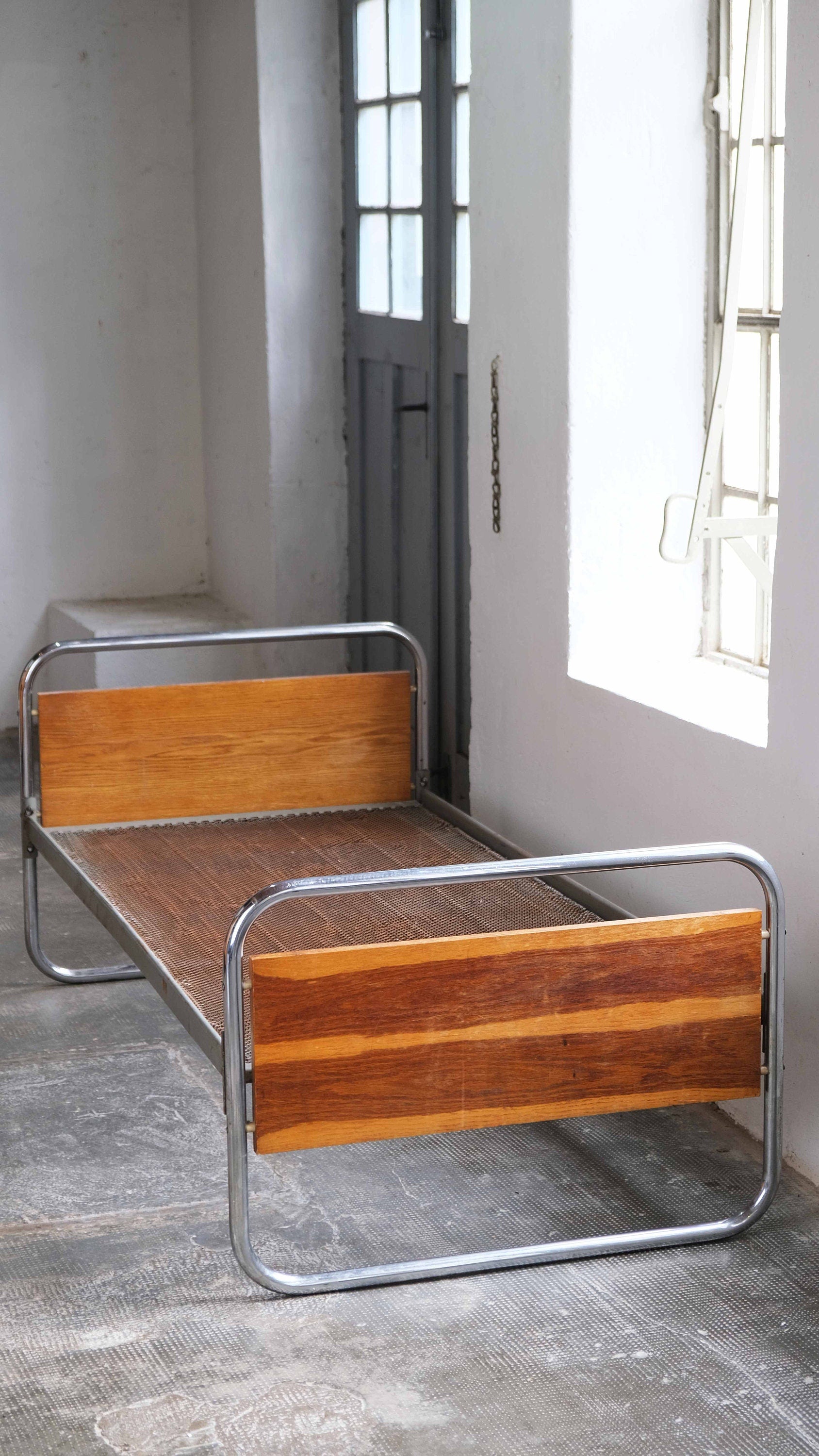 Vintage Bauhaus Bettgestell aus verchromtem Stahlrohr, furniertes Holz, #1 von 2