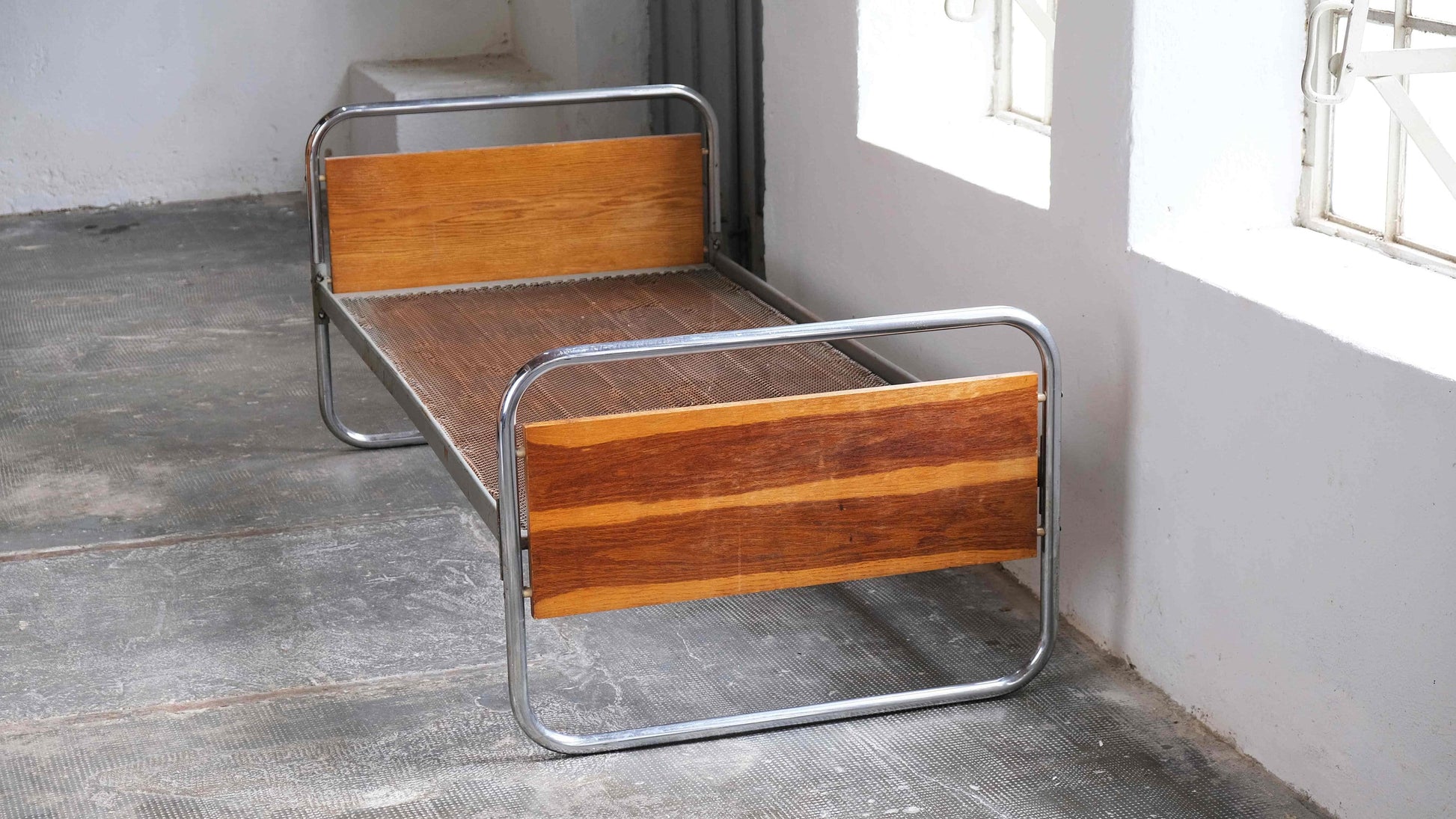Vintage Bauhaus Bettgestell aus verchromtem Stahlrohr, furniertes Holz, #1 von 2