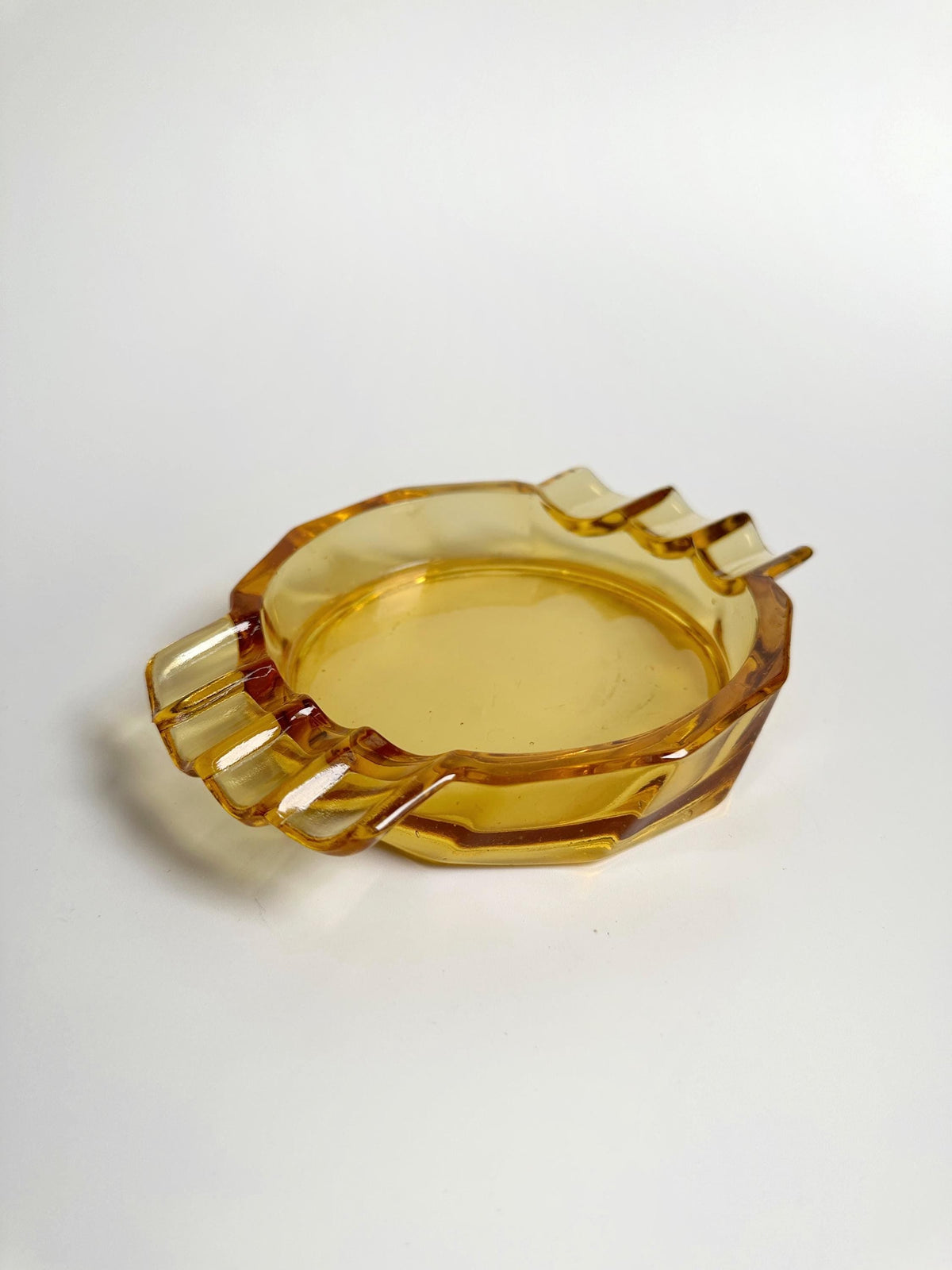 Cendrier Art Déco vintage en verre ambré par Miroslav Klinger 1930