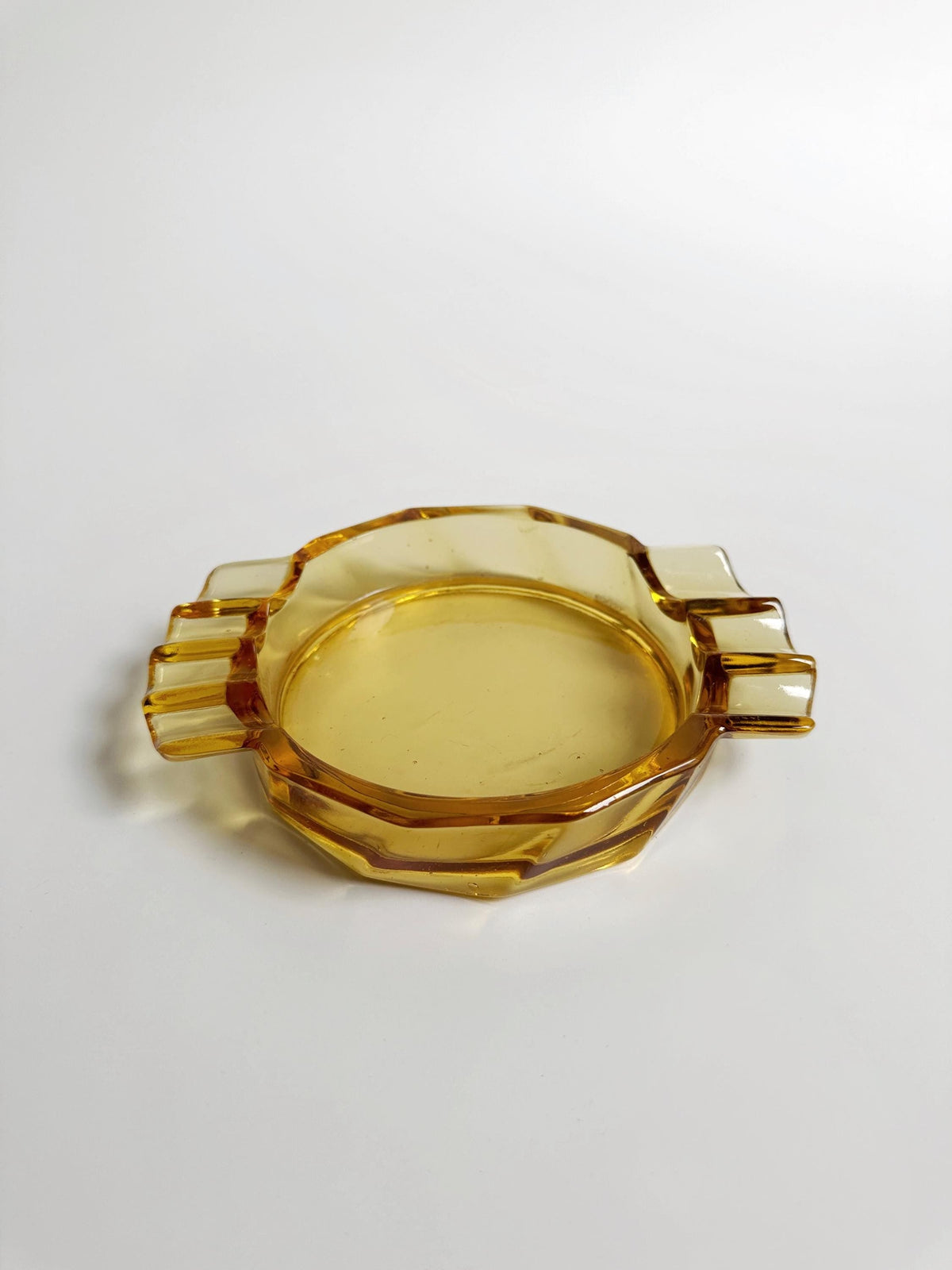 Cendrier Art Déco vintage en verre ambré par Miroslav Klinger 1930