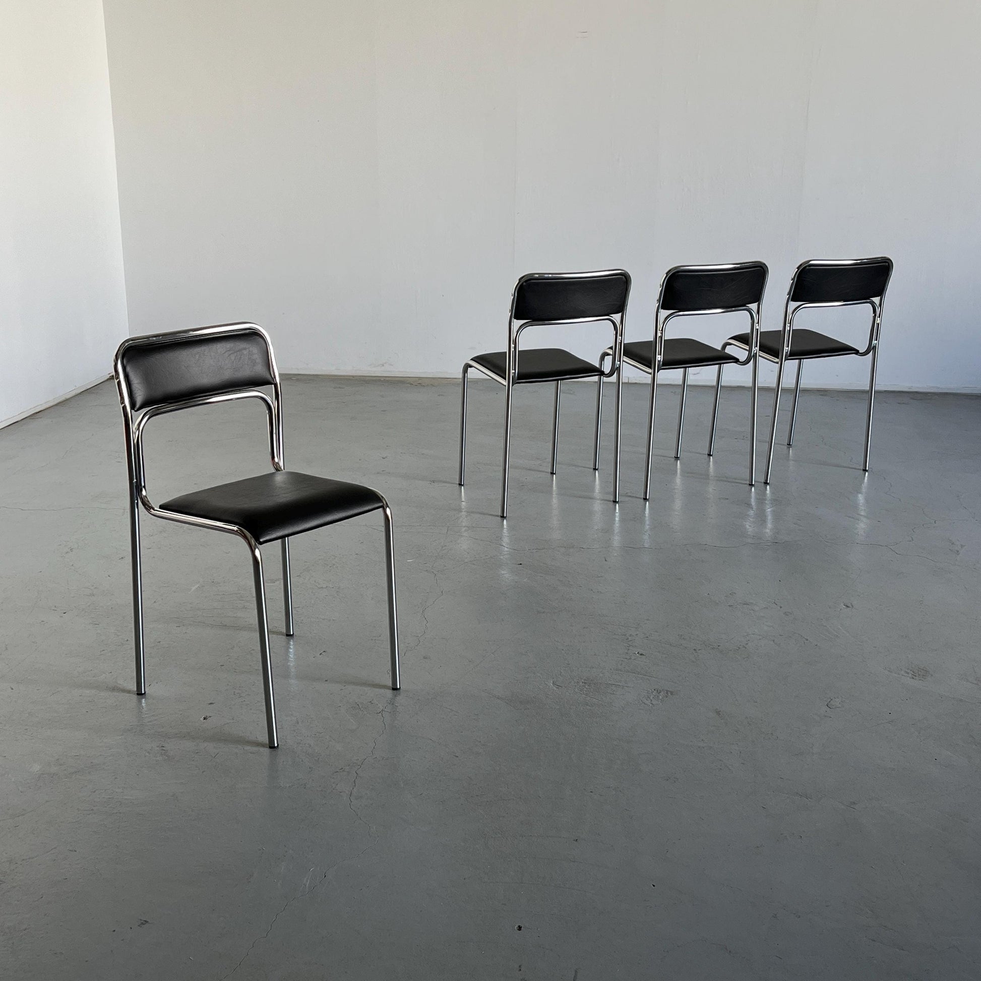 Vintage Stuhl Bauhaus Chromrohr schwarz Kunstleder stapelbar italienisch
