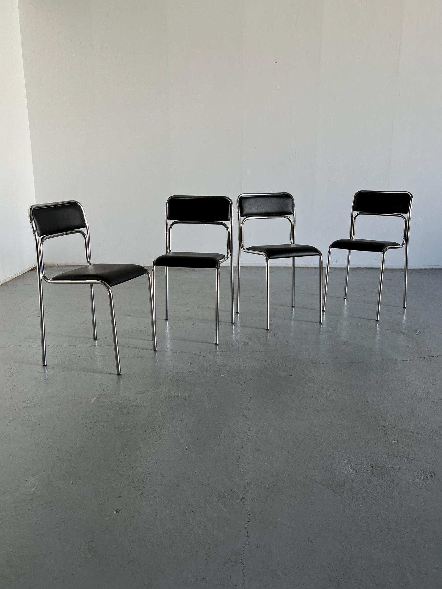 Vintage Stuhl Bauhaus Chromrohr schwarz Kunstleder stapelbar italienisch