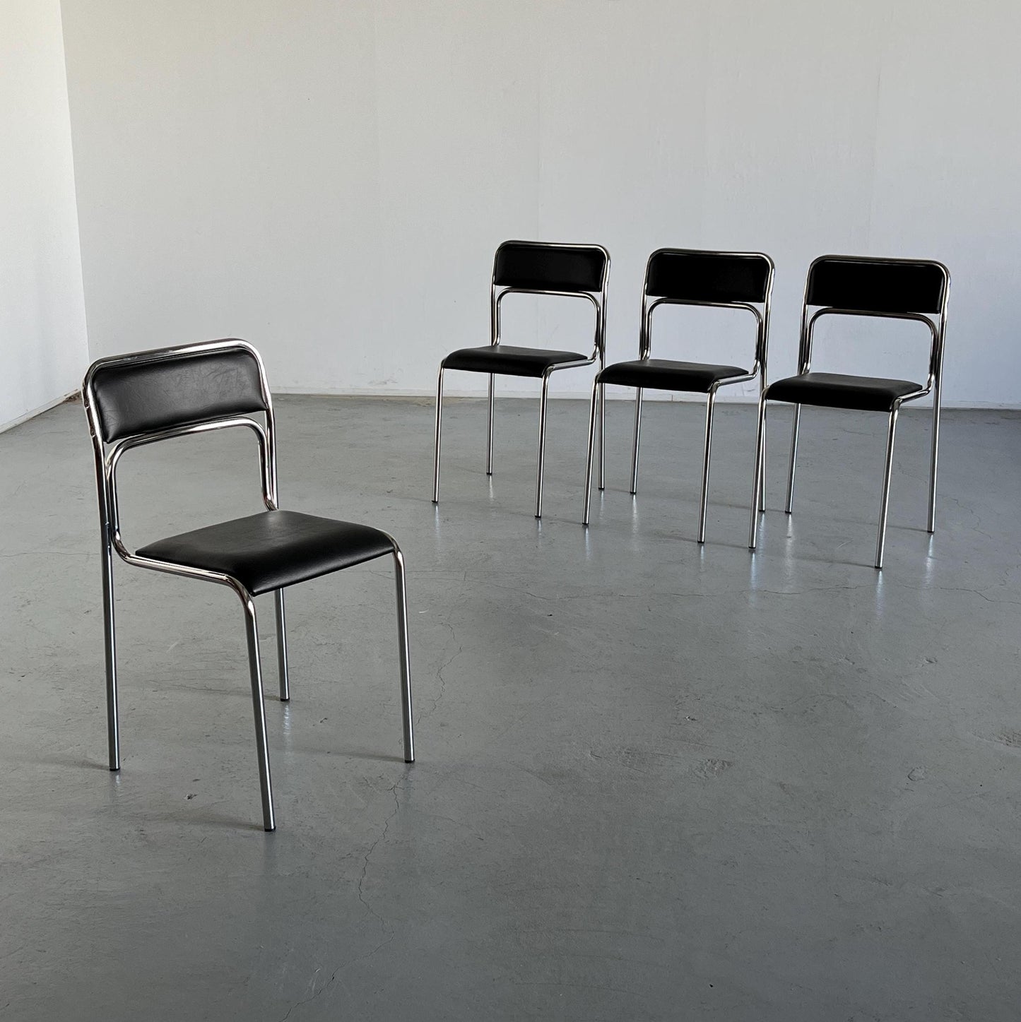 Vintage Stuhl Bauhaus Chromrohr schwarz Kunstleder stapelbar italienisch