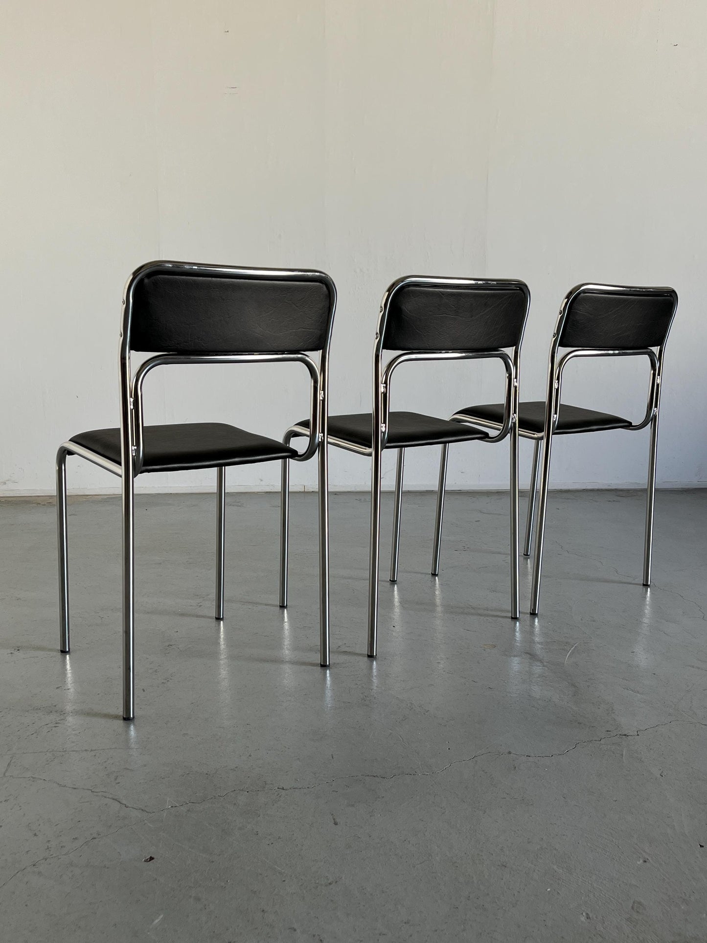 Vintage Stuhl Bauhaus Chromrohr schwarz Kunstleder stapelbar italienisch