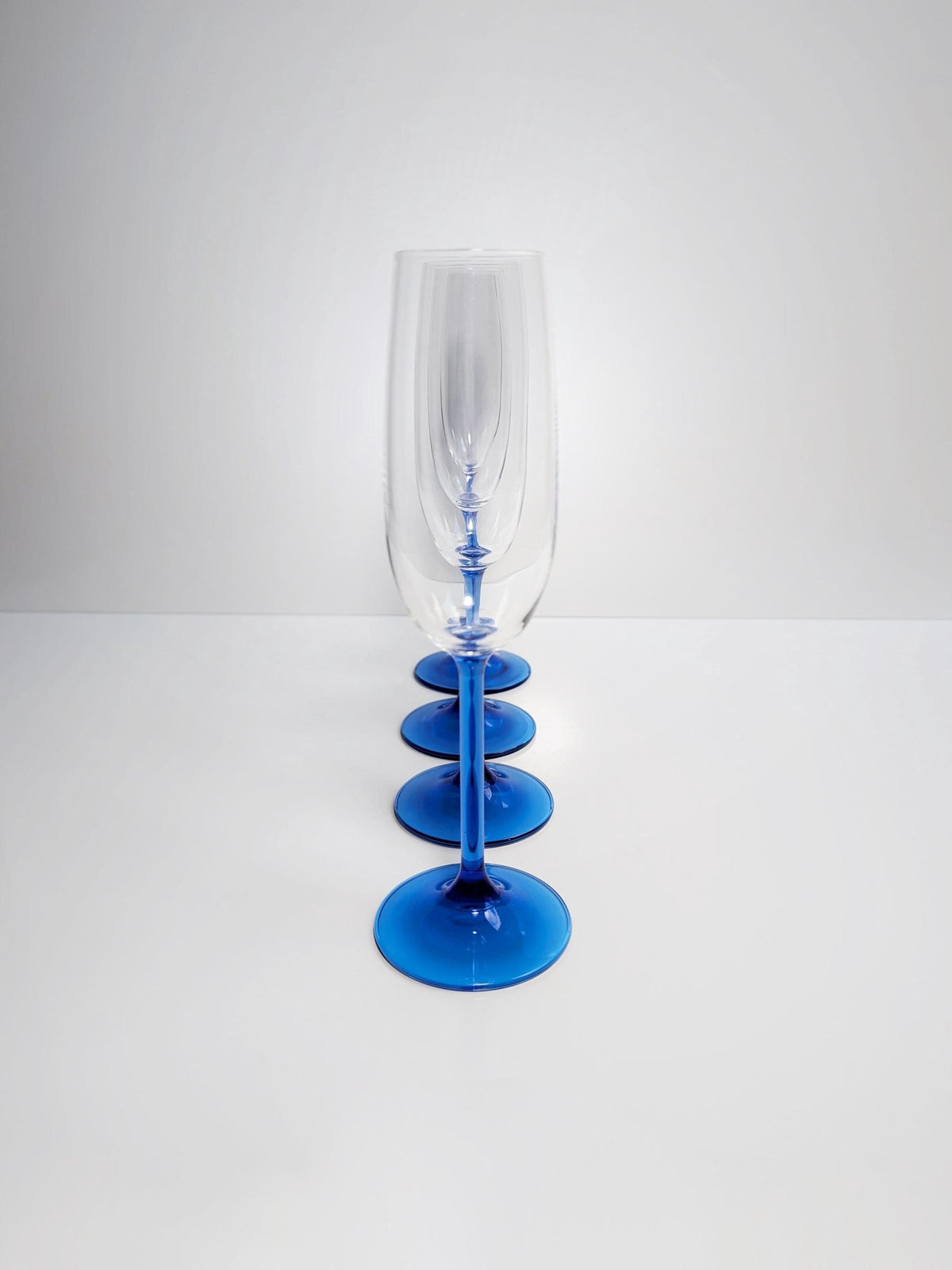 Set de 4 flûtes à champagne vintage Luminarc, bleu cobalt, France années 80