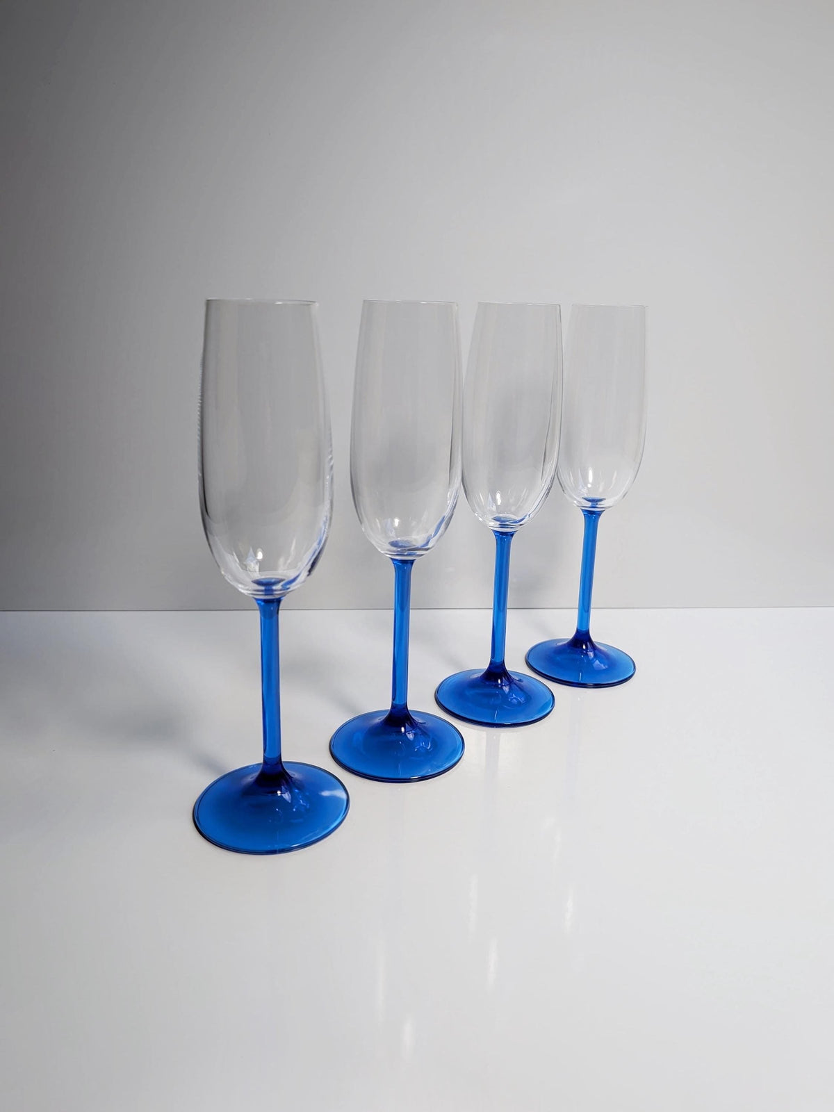 Set de 4 flûtes à champagne vintage Luminarc, bleu cobalt, France années 80
