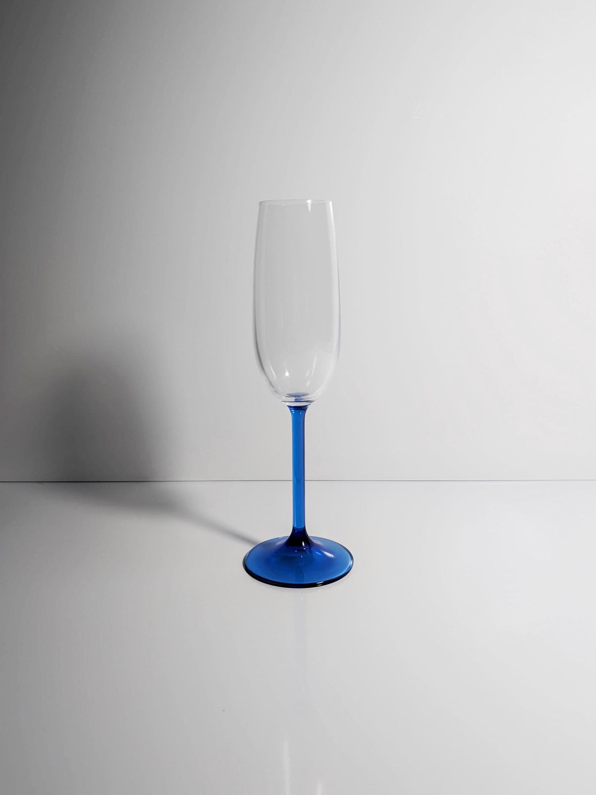 Set de 4 flûtes à champagne vintage Luminarc, bleu cobalt, France années 80