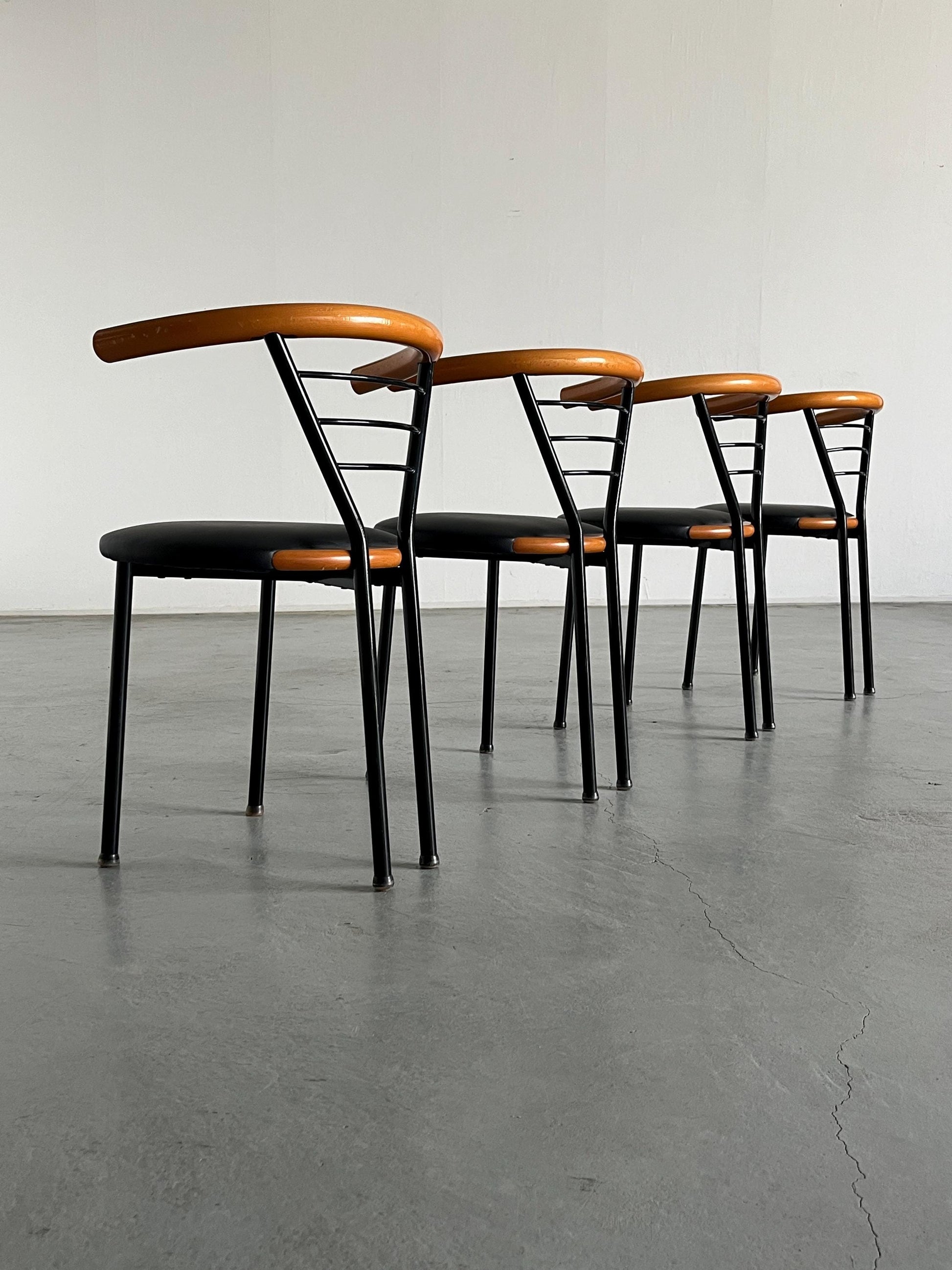 Vintage Postmodern Armlehnstuhl Schwarz Kunstleder Memphis Italien 1990er Set von 4