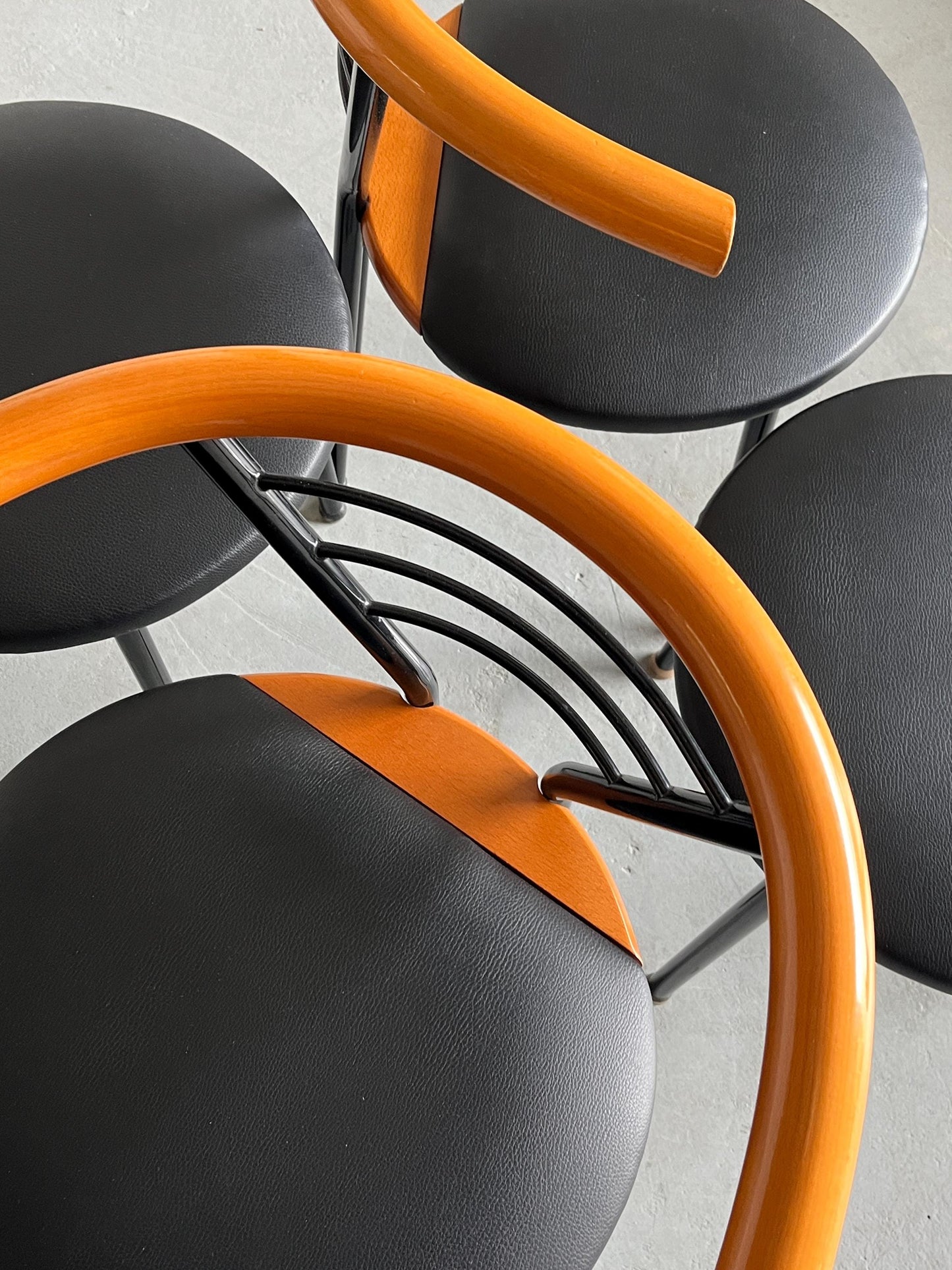 Vintage Postmodern Armlehnstuhl Schwarz Kunstleder Memphis Italien 1990er Set von 4