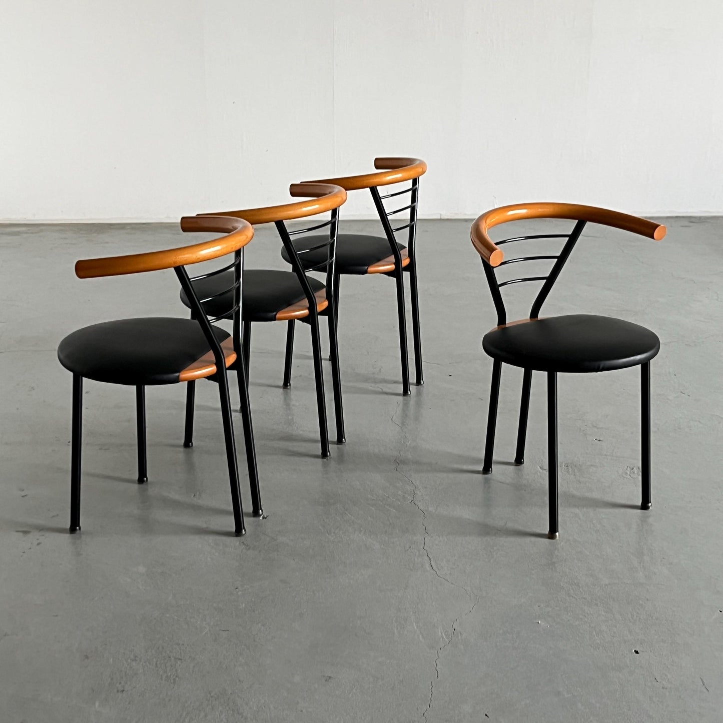 Vintage Postmodern Armlehnstuhl Schwarz Kunstleder Memphis Italien 1990er Set von 4