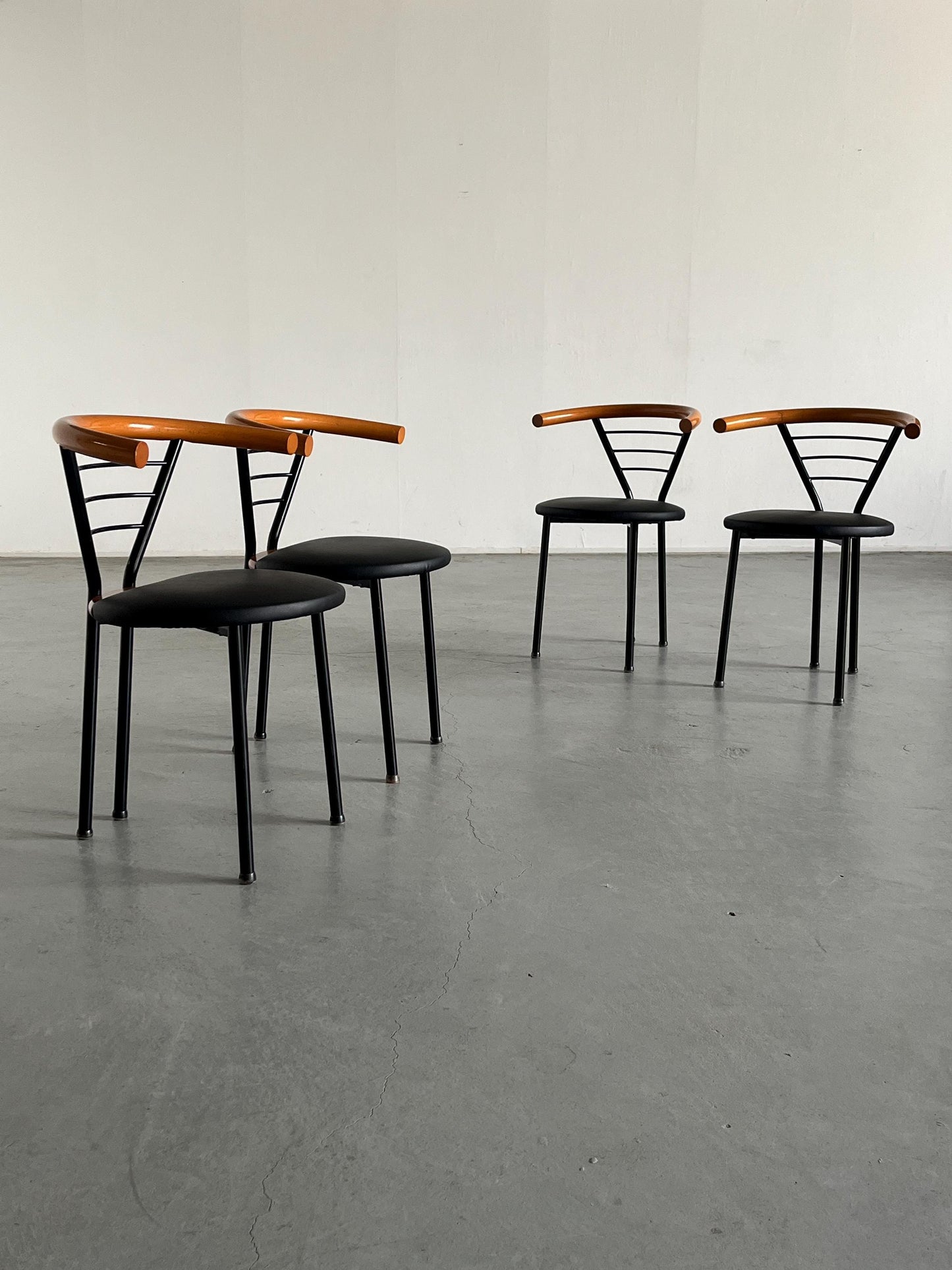 Vintage Postmodern Armlehnstuhl Schwarz Kunstleder Memphis Italien 1990er Set von 4