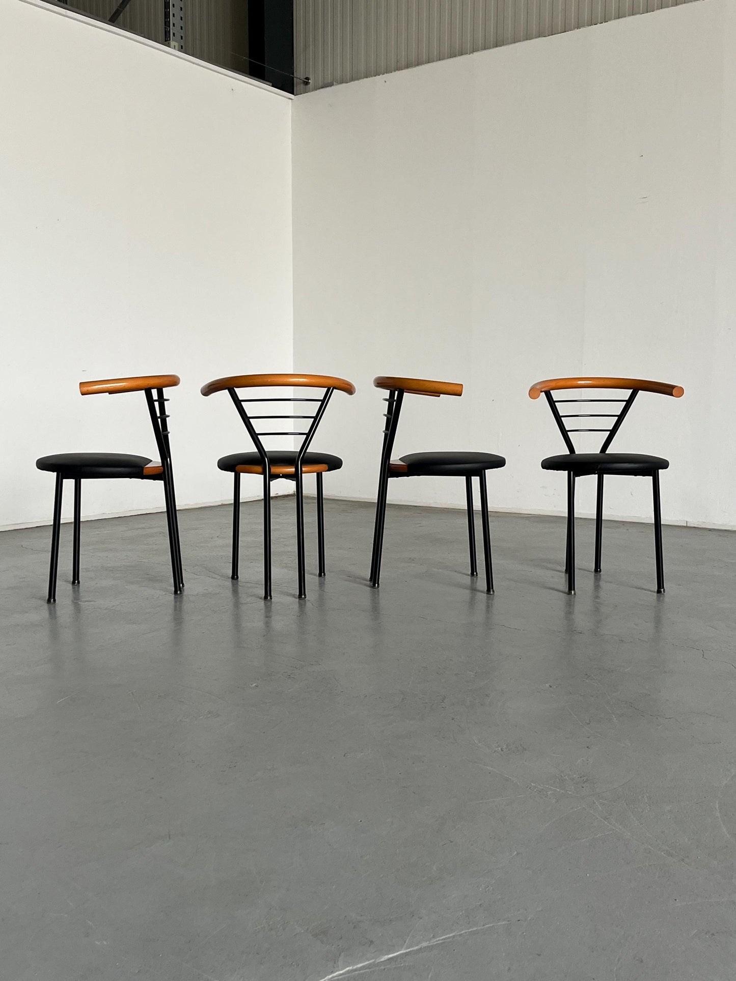 Vintage Postmodern Armlehnstuhl Schwarz Kunstleder Memphis Italien 1990er Set von 4