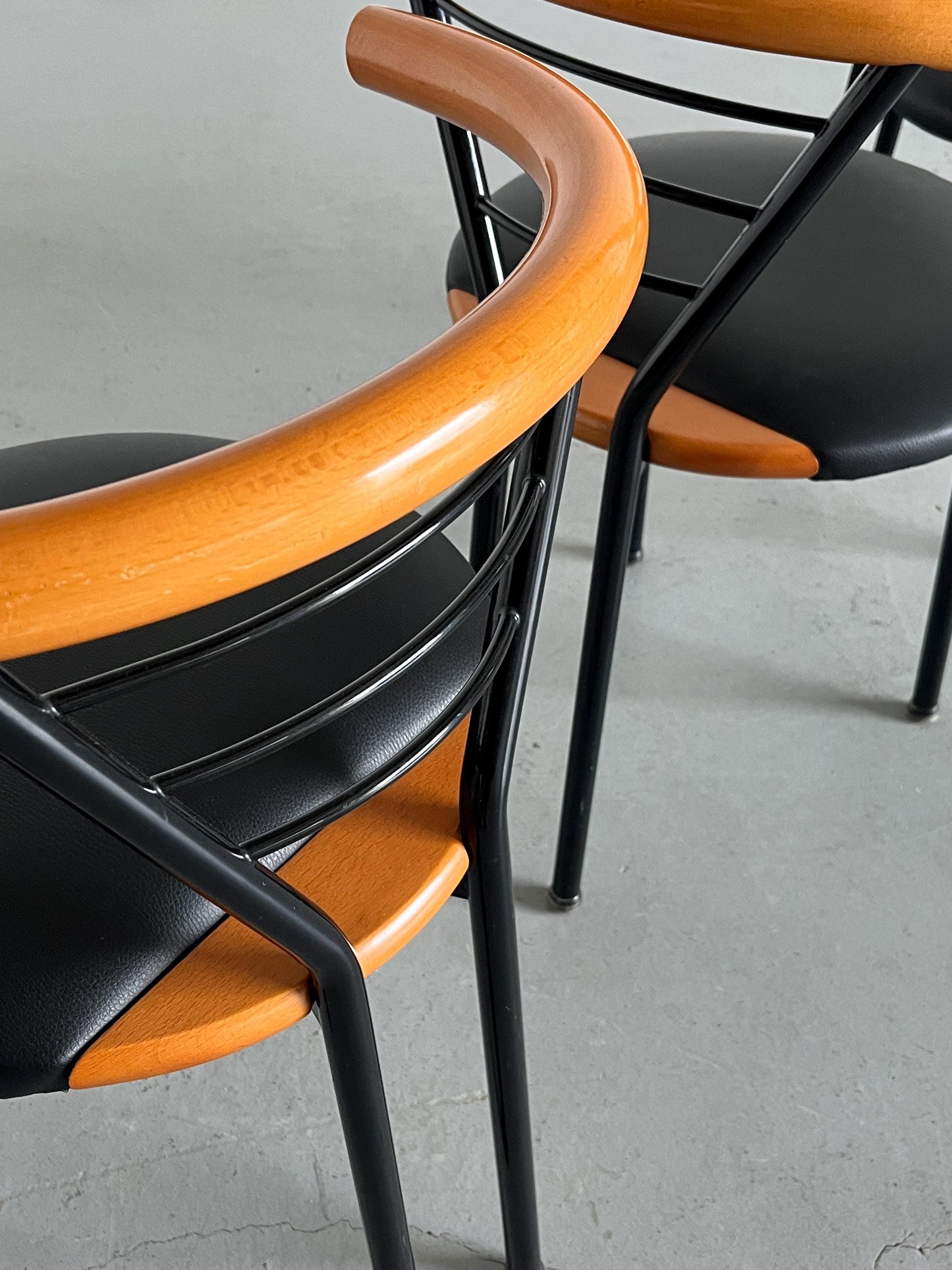 Vintage Postmodern Armlehnstuhl Schwarz Kunstleder Memphis Italien 1990er Set von 4