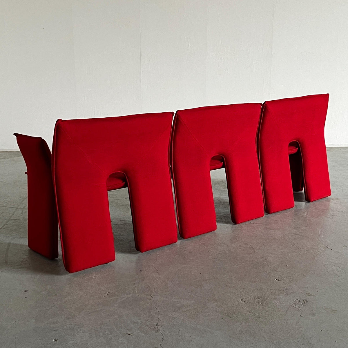 Vintage Dreisitzer-Sofa rotes Wollbezug schwarzes Metall Memphis-Stil 1980er Italien