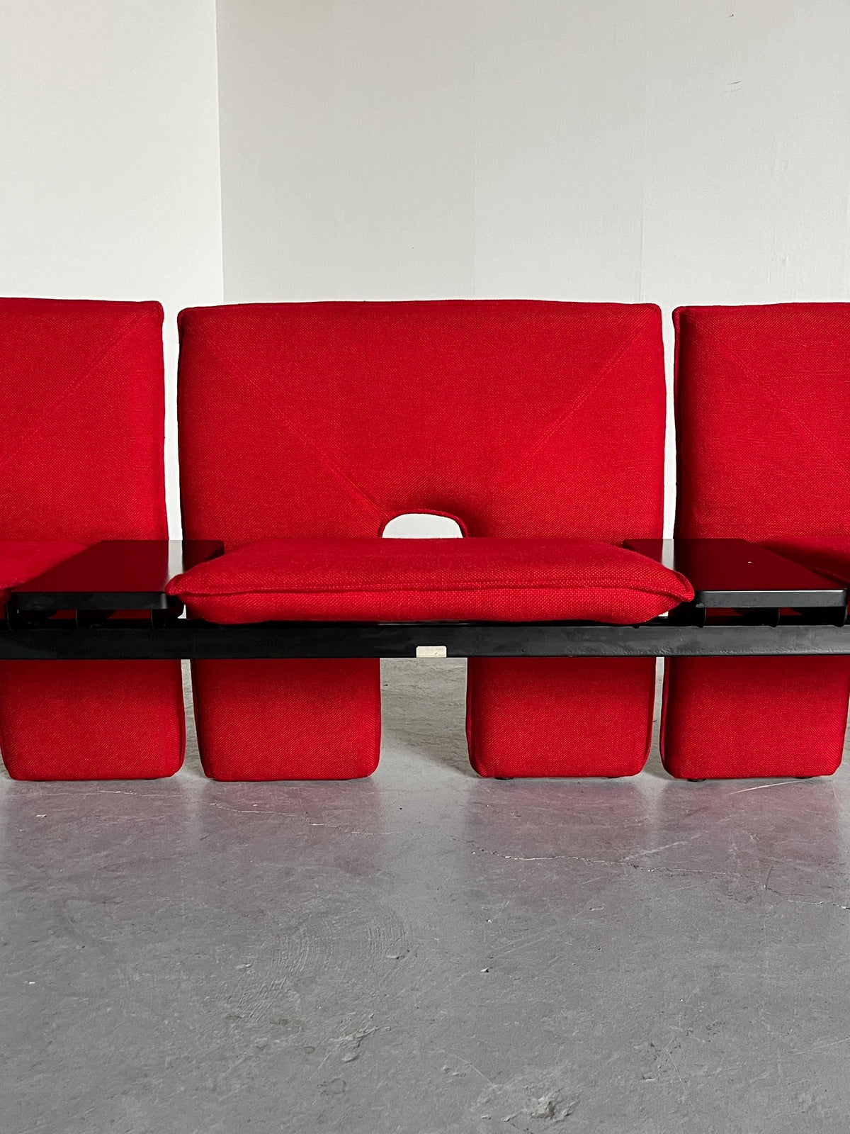 Vintage Dreisitzer-Sofa rotes Wollbezug schwarzes Metall Memphis-Stil 1980er Italien