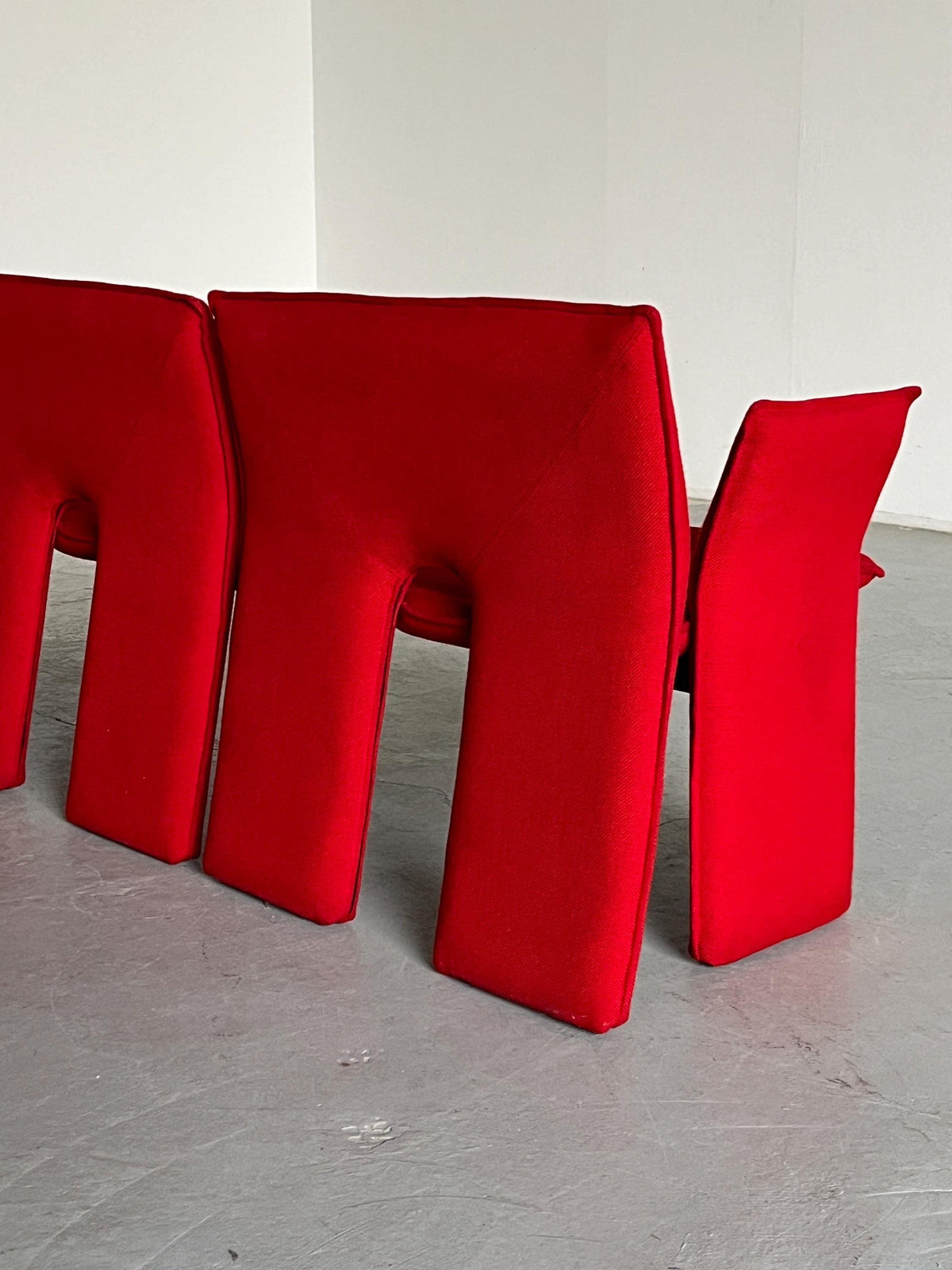Vintage Dreisitzer-Sofa rotes Wollbezug schwarzes Metall Memphis-Stil 1980er Italien