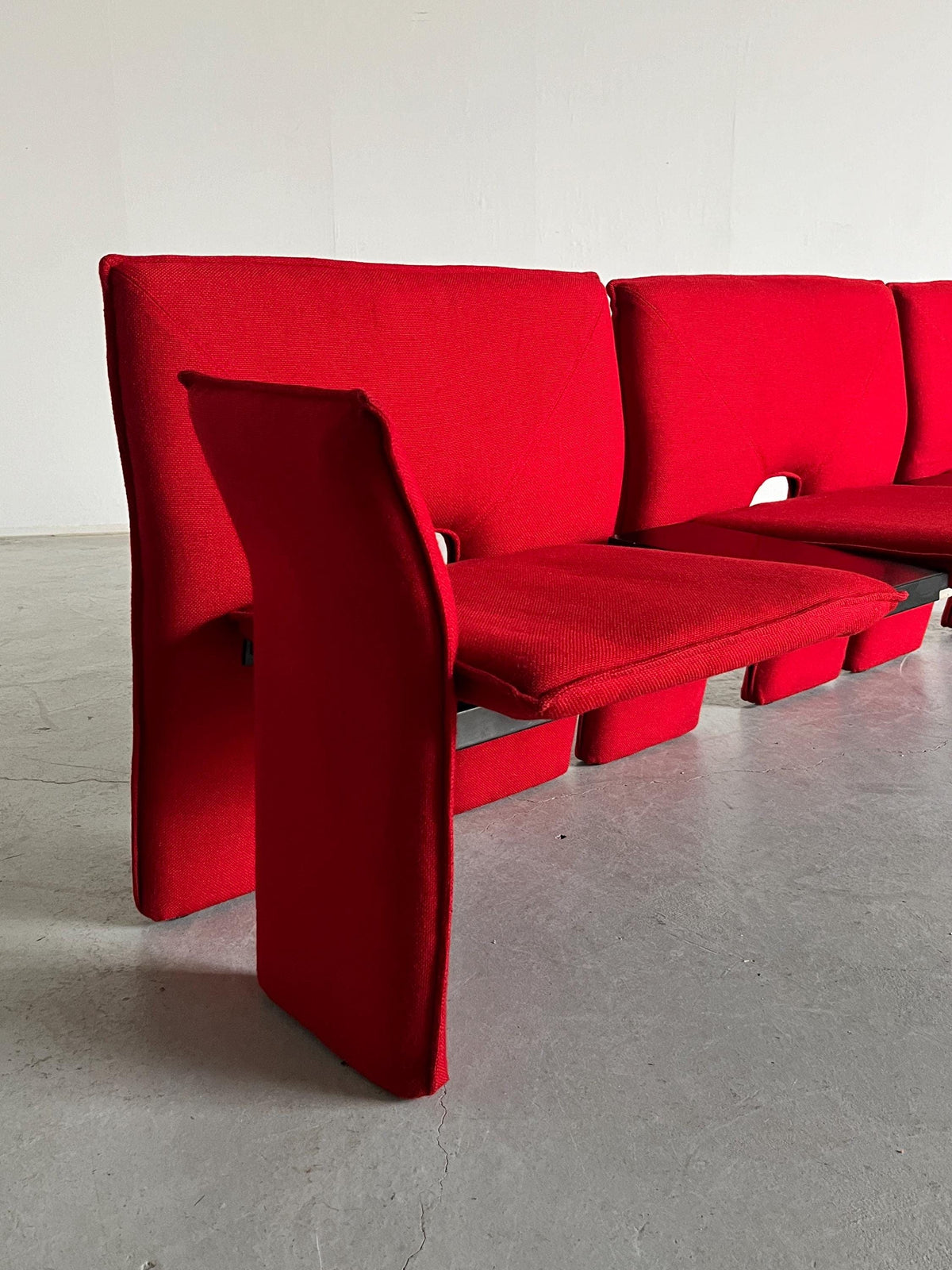 Vintage Dreisitzer-Sofa rotes Wollbezug schwarzes Metall Memphis-Stil 1980er Italien