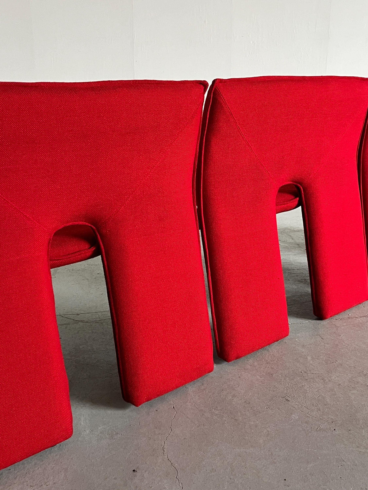 Vintage Dreisitzer-Sofa rotes Wollbezug schwarzes Metall Memphis-Stil 1980er Italien