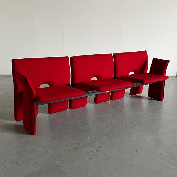 Vintage Dreisitzer-Sofa rotes Wollbezug schwarzes Metall Memphis-Stil 1980er Italien