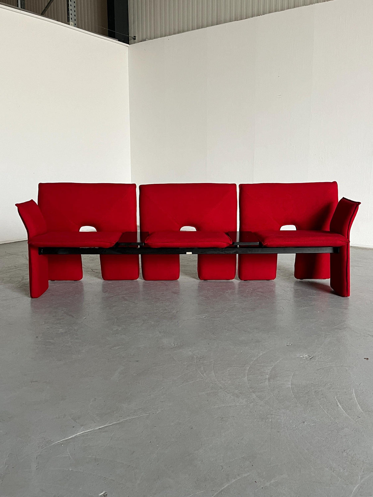 Vintage Dreisitzer-Sofa rotes Wollbezug schwarzes Metall Memphis-Stil 1980er Italien