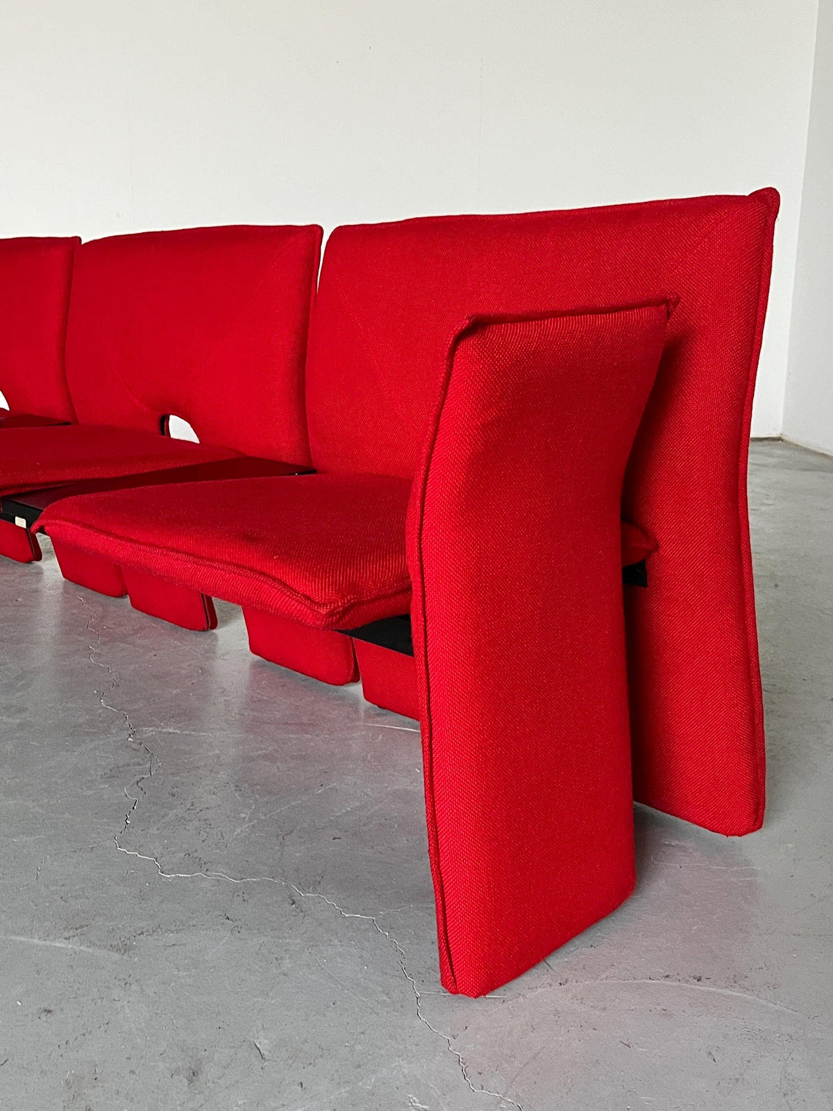 Vintage Dreisitzer-Sofa rotes Wollbezug schwarzes Metall Memphis-Stil 1980er Italien