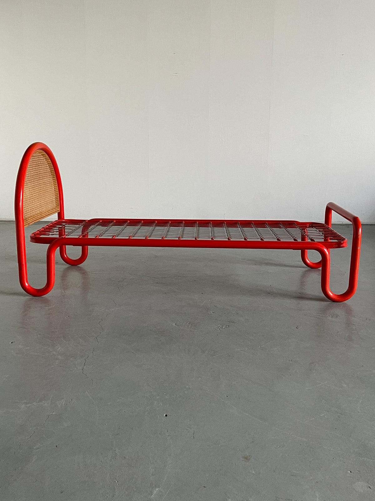 Cadre de lit vintage en tube de métal et rotin de style Gae Aulenti, Italie années 1960