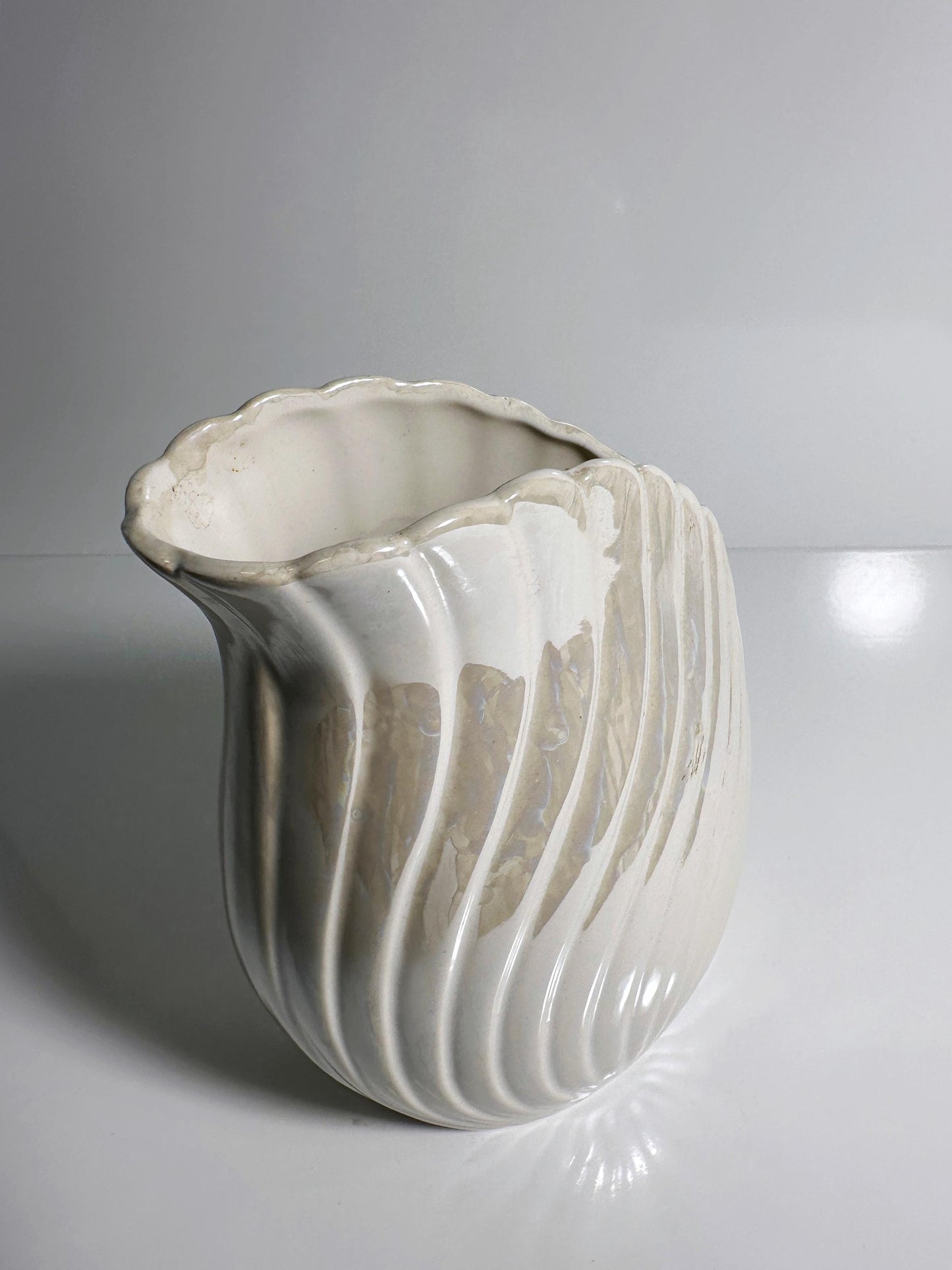 Vintage Keramikvase Art Deco Neo Revival Muschel Weiß Irisierend 80er