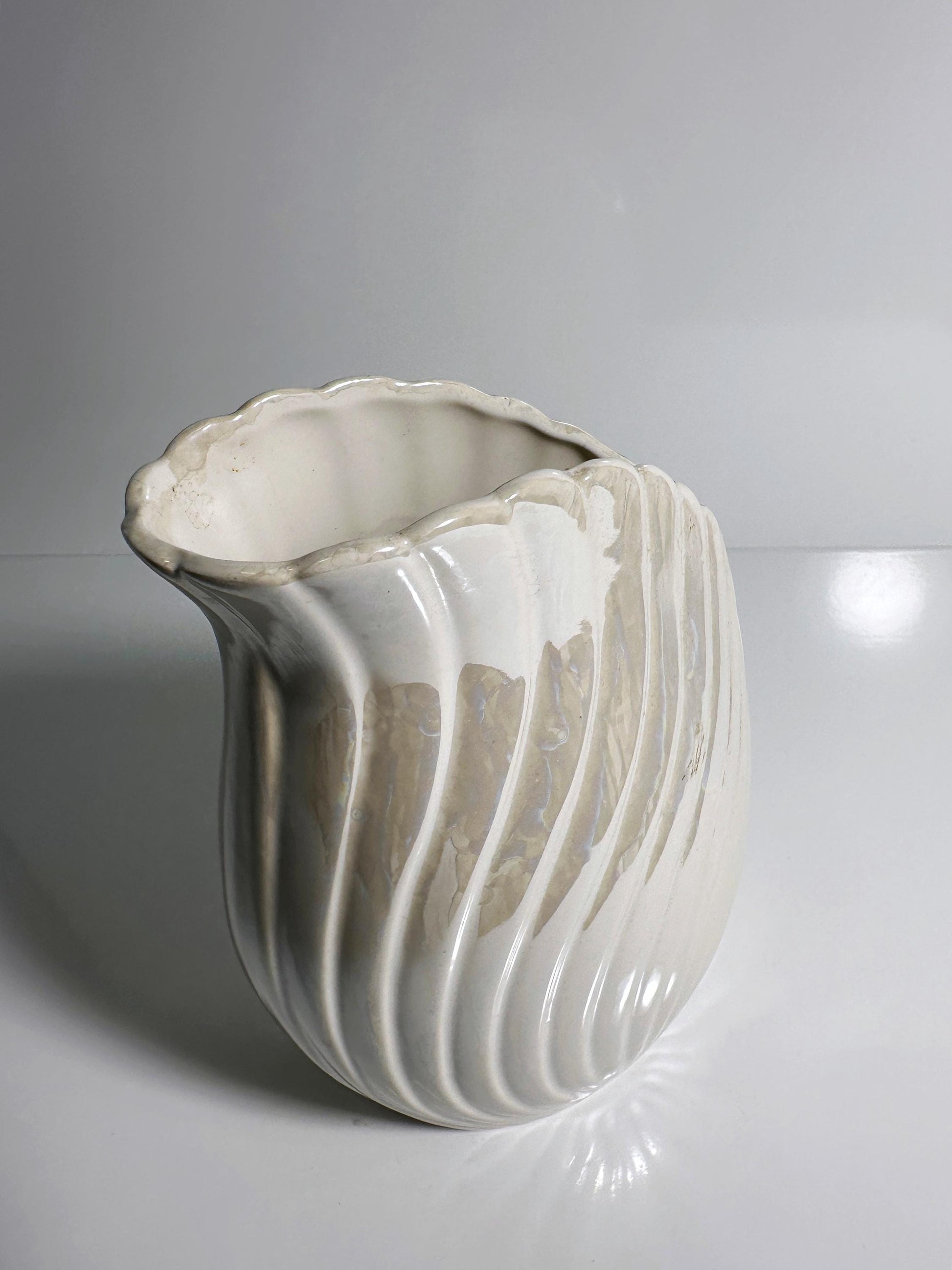 Vintage Keramikvase Art Deco Neo Revival Muschel Weiß Irisierend 80er