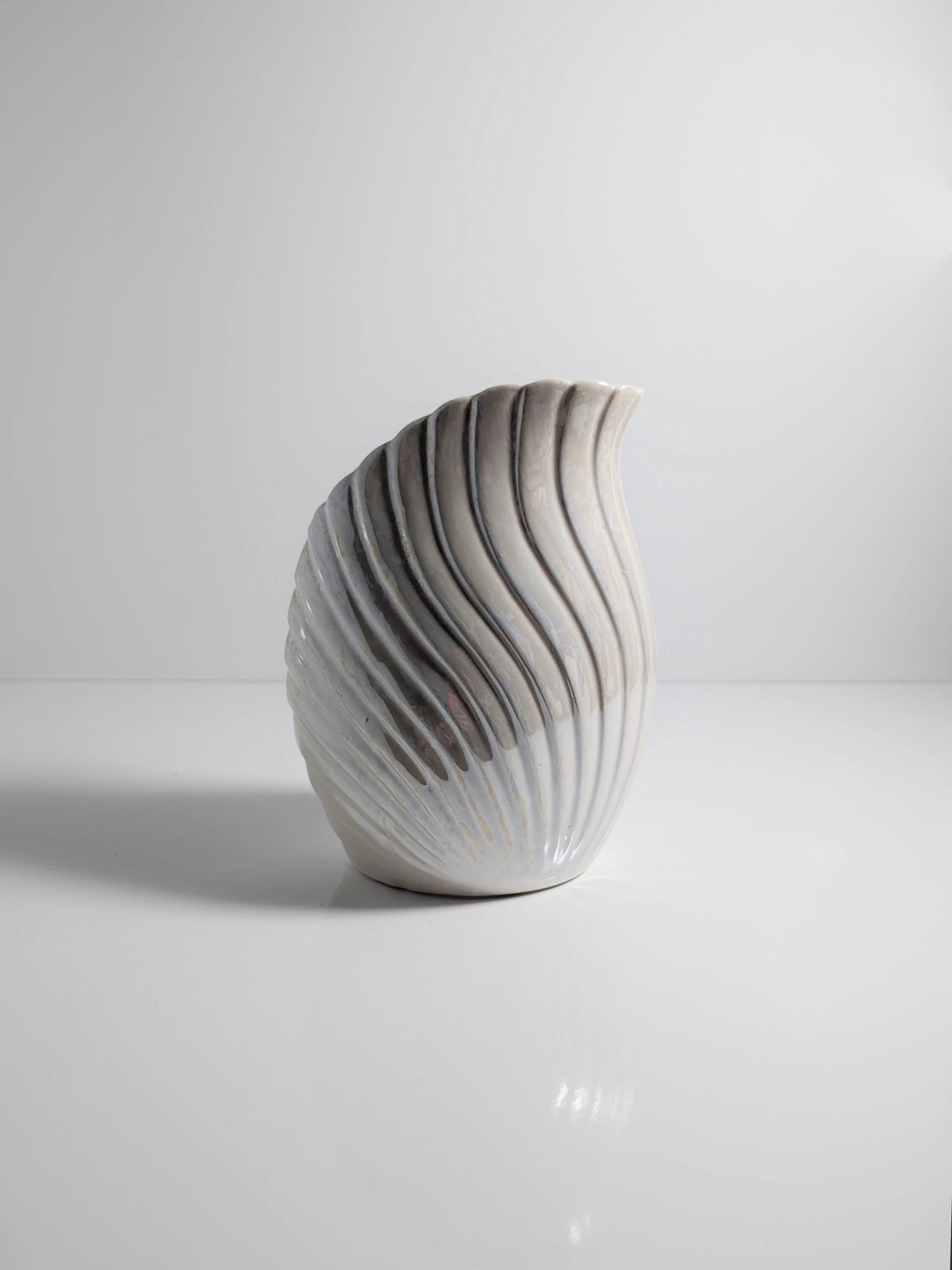 Vintage Keramikvase Art Deco Neo Revival Muschel Weiß Irisierend 80er