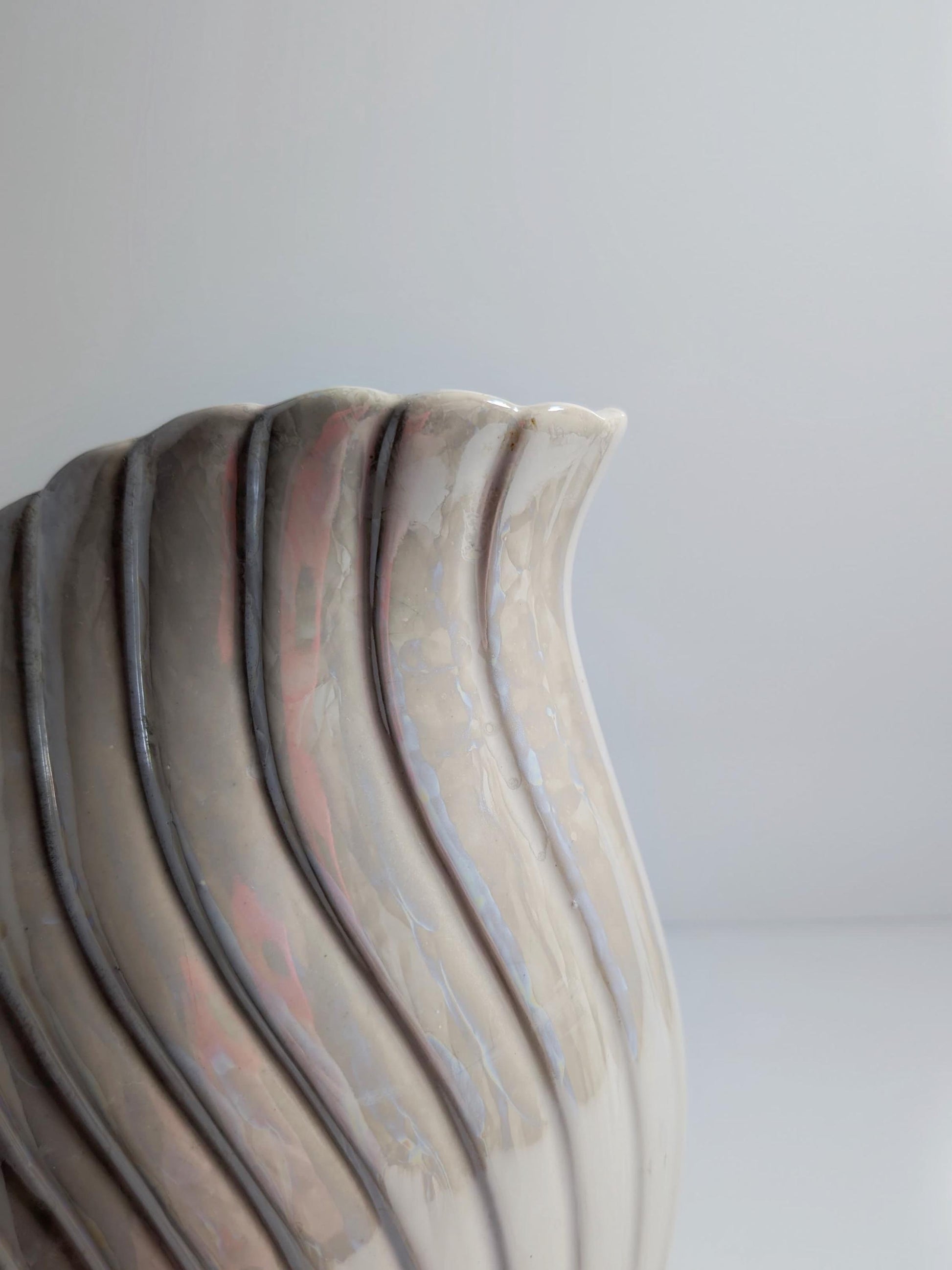 Vintage Keramikvase Art Deco Neo Revival Muschel Weiß Irisierend 80er