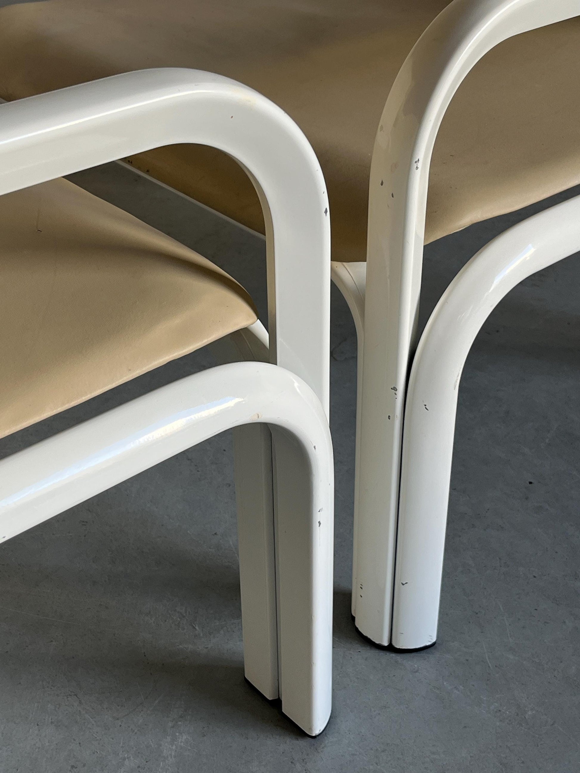 Vintage Armstuhl '54L' von Gae Aulenti für Knoll International Beige Leder Weiß Metall Paar