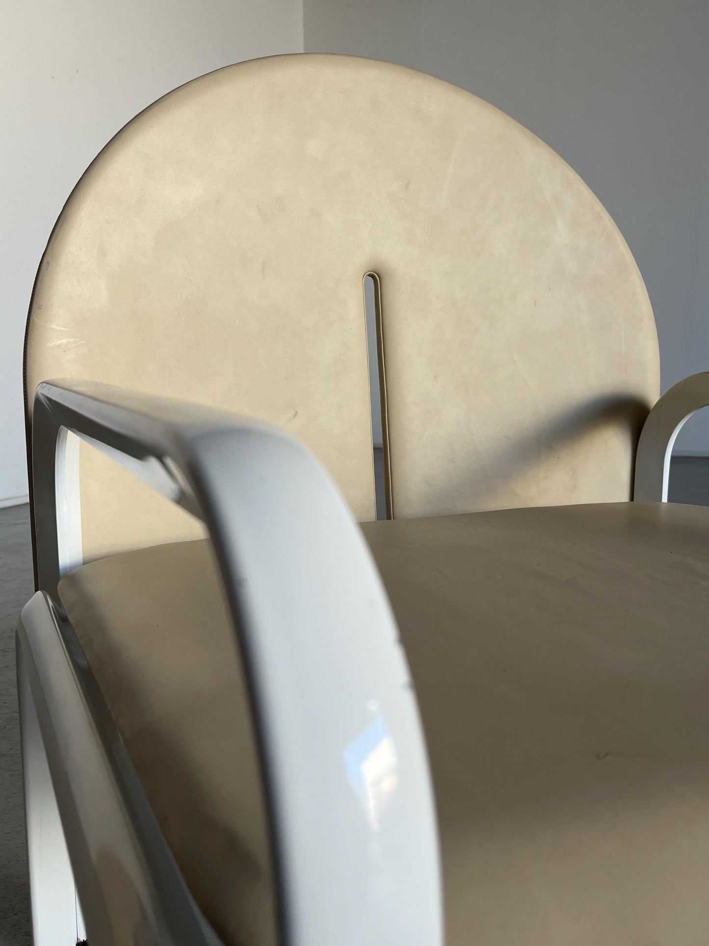 Vintage Armstuhl '54L' von Gae Aulenti für Knoll International Beige Leder Weiß Metall Paar