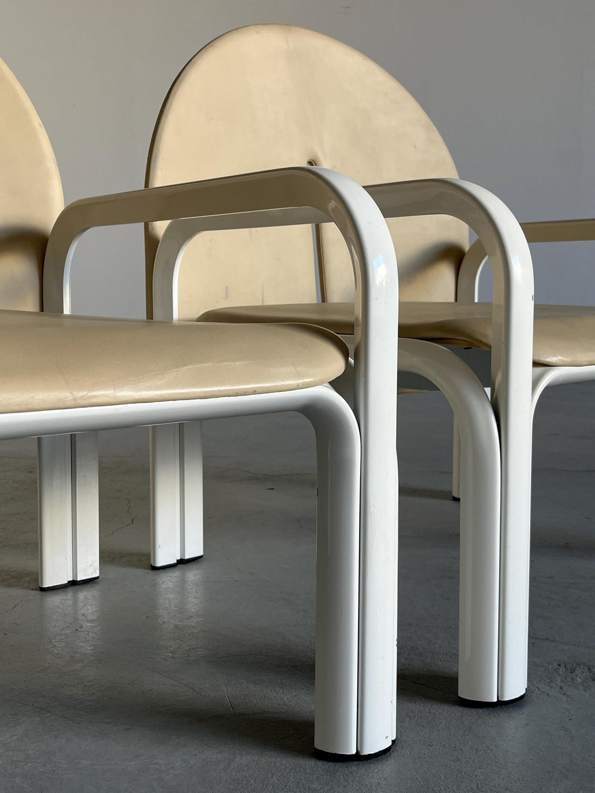 Vintage Armstuhl '54L' von Gae Aulenti für Knoll International Beige Leder Weiß Metall Paar