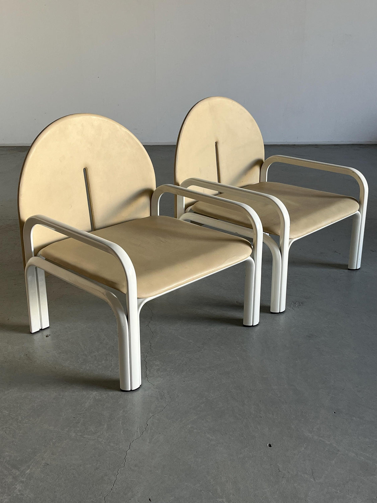 Vintage Armstuhl '54L' von Gae Aulenti für Knoll International Beige Leder Weiß Metall Paar
