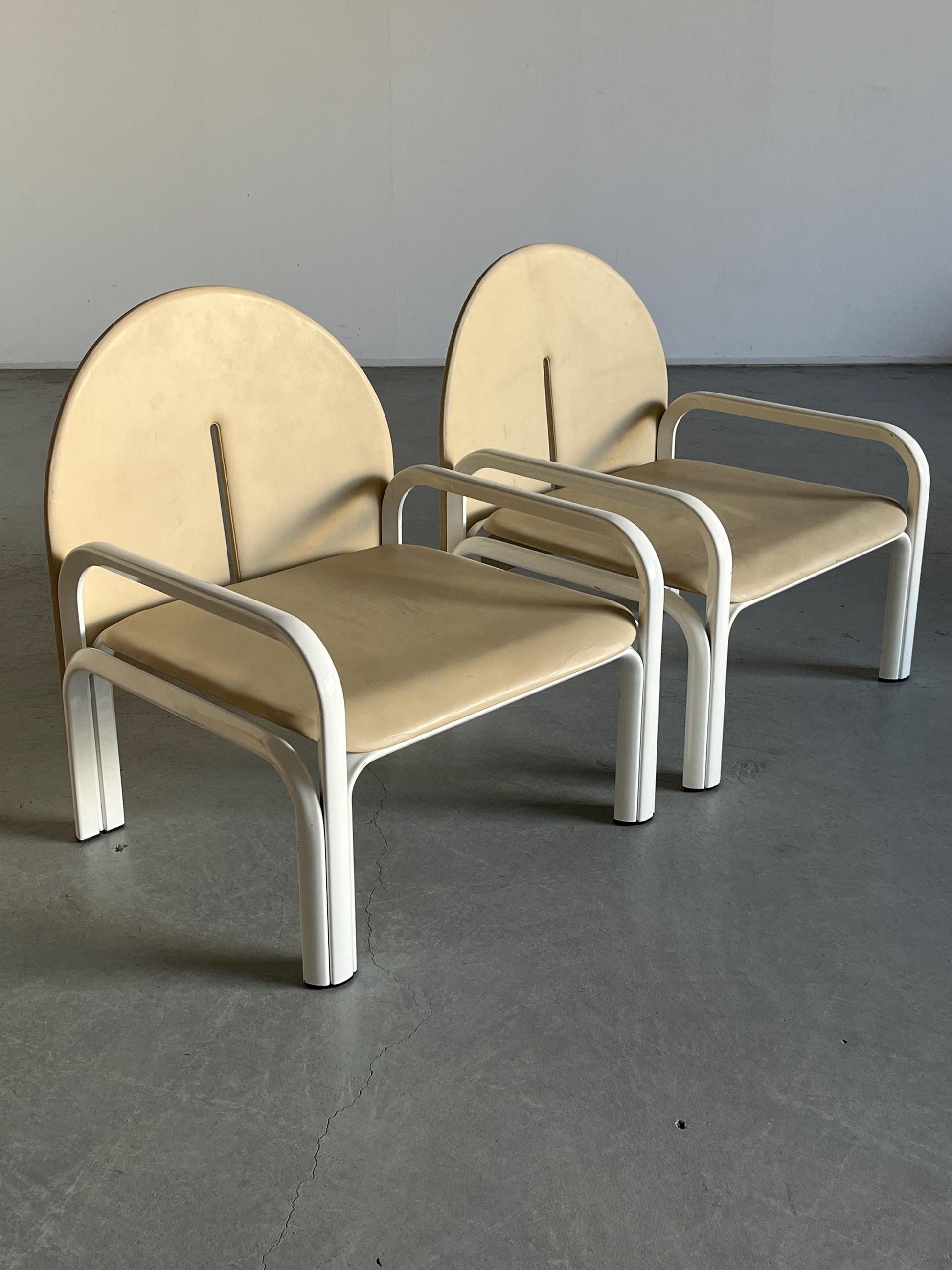 Vintage Armstuhl '54L' von Gae Aulenti für Knoll International Beige Leder Weiß Metall Paar