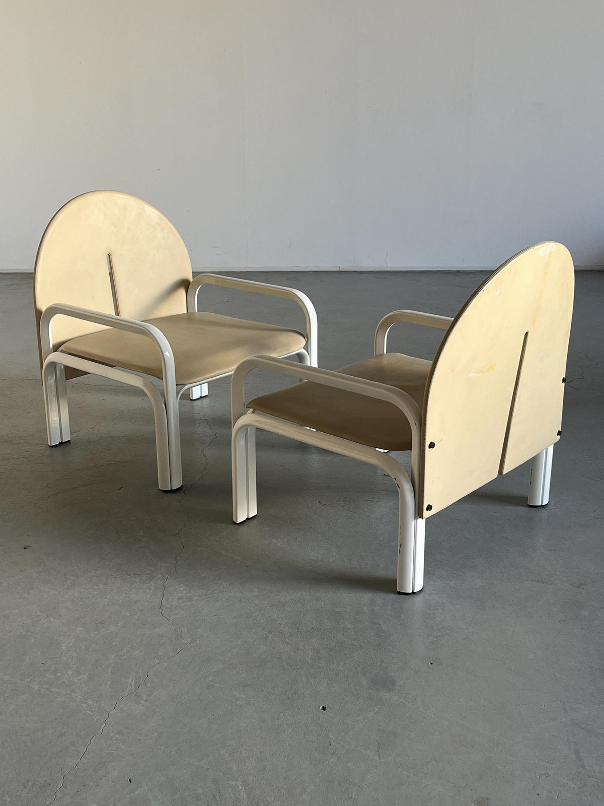 Vintage Armstuhl '54L' von Gae Aulenti für Knoll International Beige Leder Weiß Metall Paar