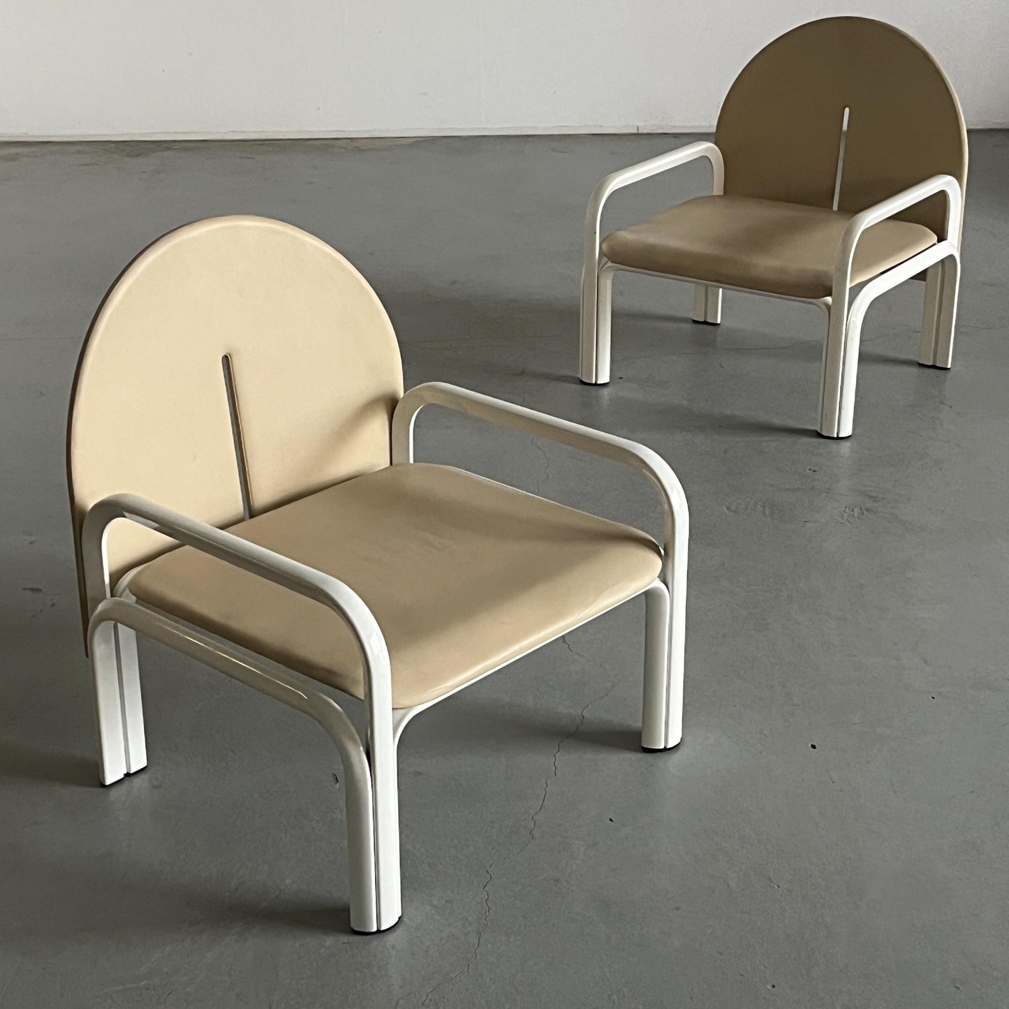 Vintage Armstuhl '54L' von Gae Aulenti für Knoll International Beige Leder Weiß Metall Paar