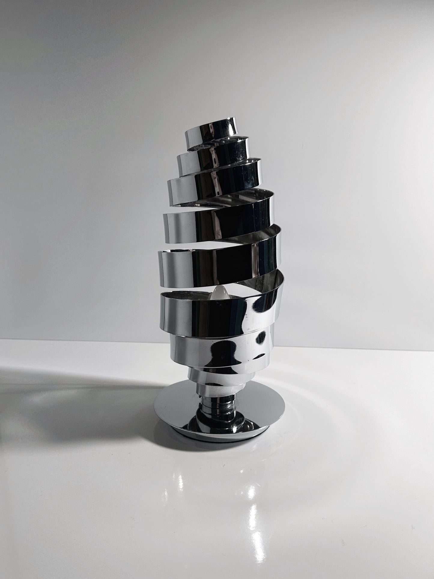 Lampe de table vintage chromée de style Space Age Spoutnik, milieu du siècle, années 60-70, spirale futuriste