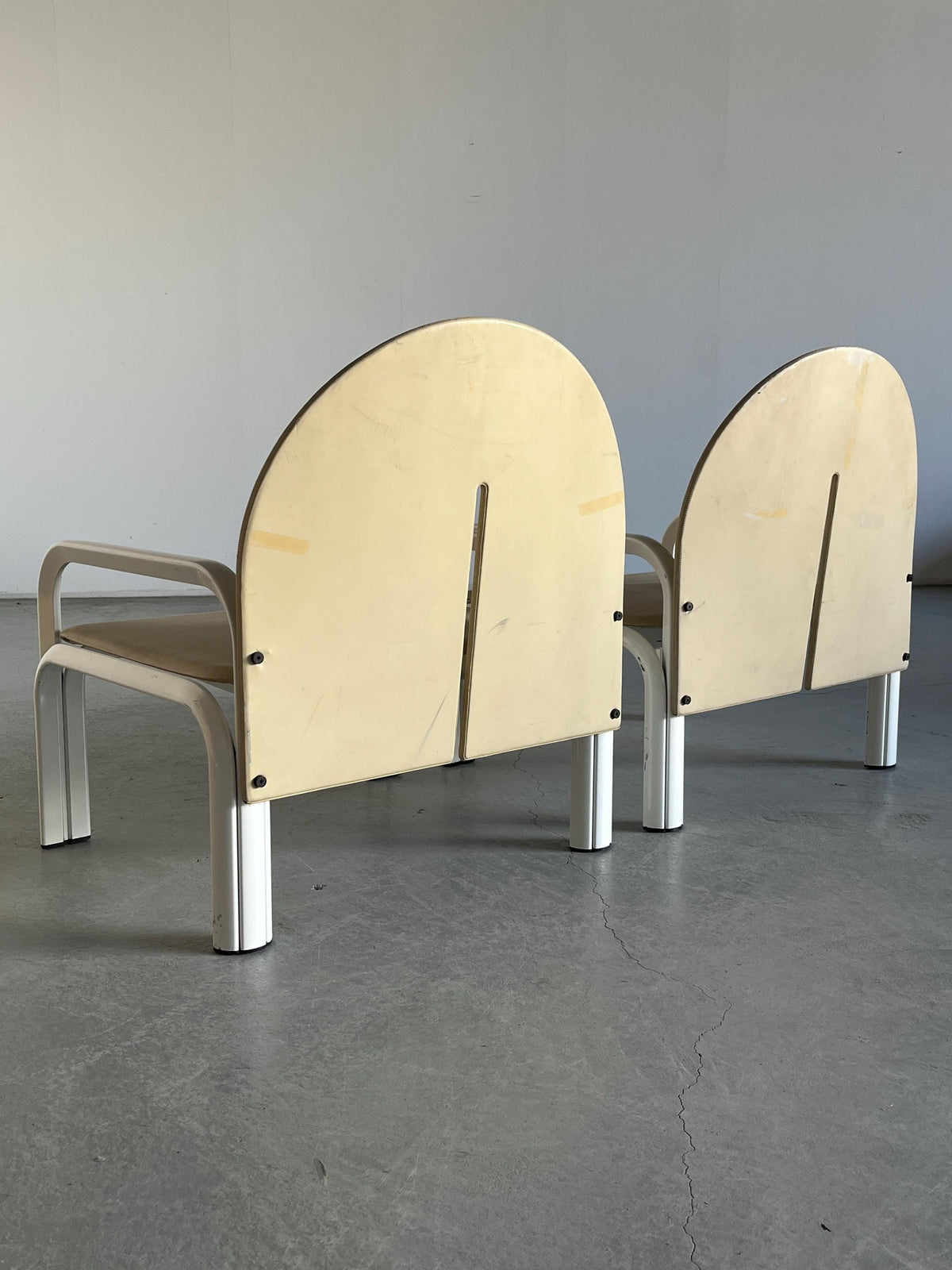 Vintage Armstuhl '54L' von Gae Aulenti für Knoll International Beige Leder Weiß Metall Paar