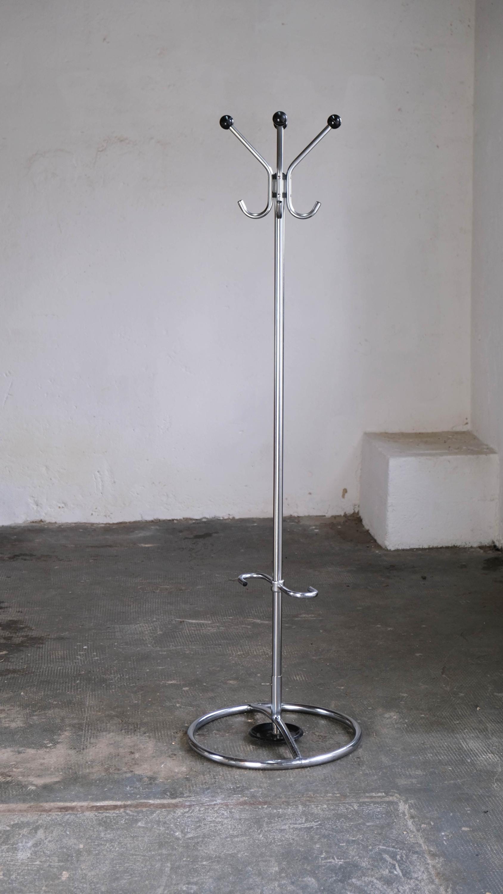 Vintage Bauhaus Standgarderobe aus verchromtem Stahlrohr mit Schirmständer