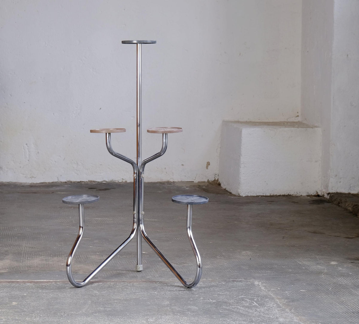 Étagère à plantes design Bauhaus en tube d'acier à cinq étagères