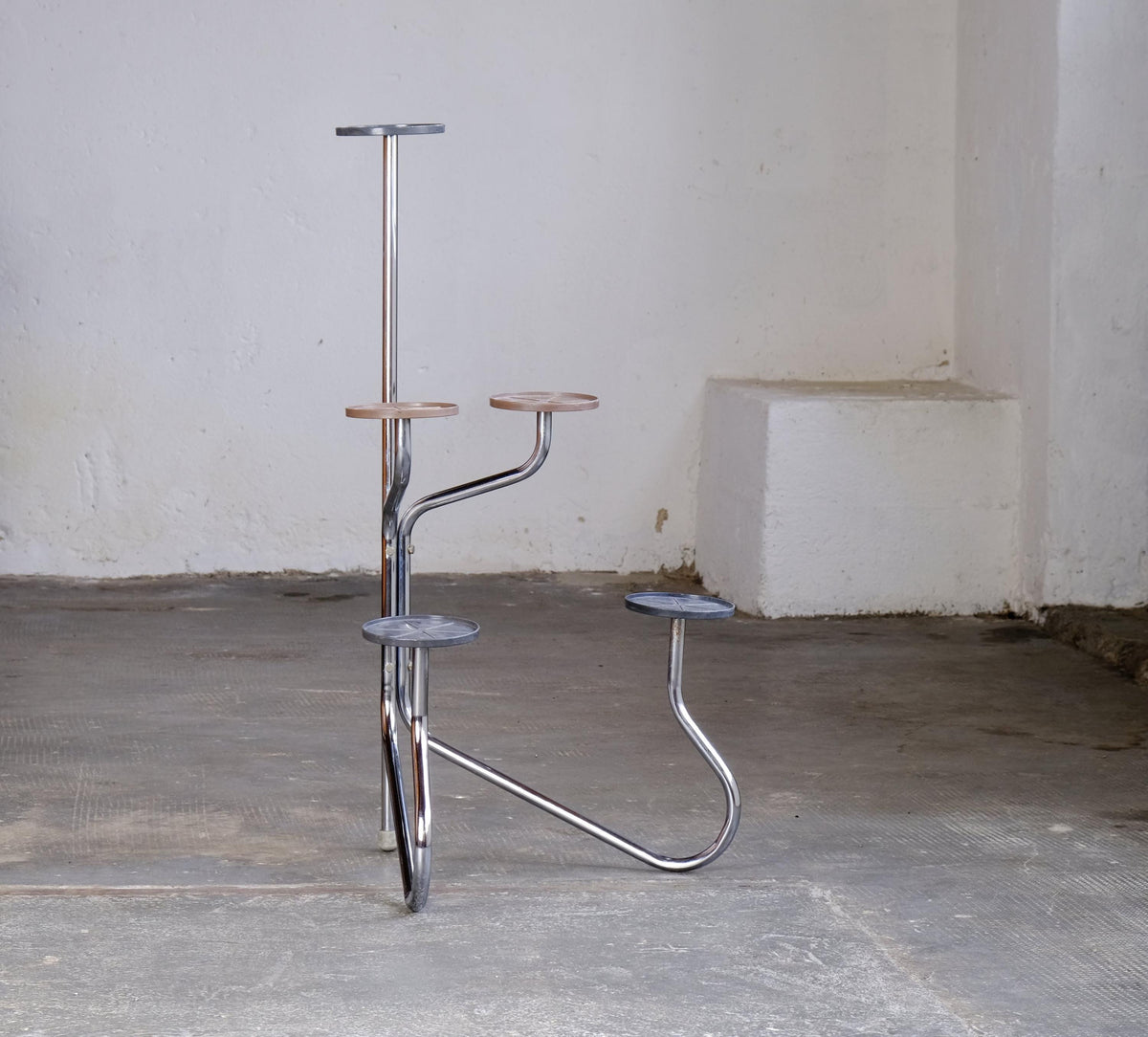 Étagère à plantes design Bauhaus en tube d'acier à cinq étagères
