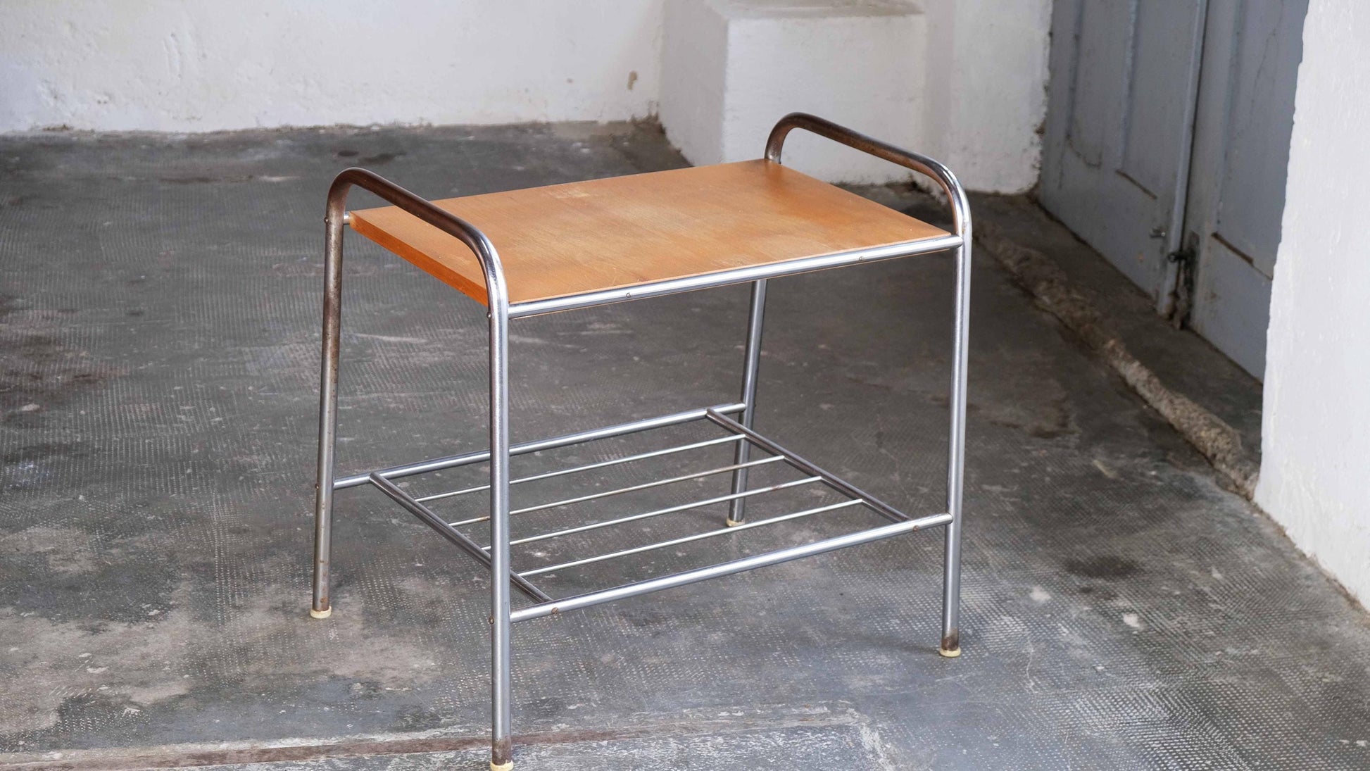 Vintage Beistelltisch Bauhaus mit Holzablage